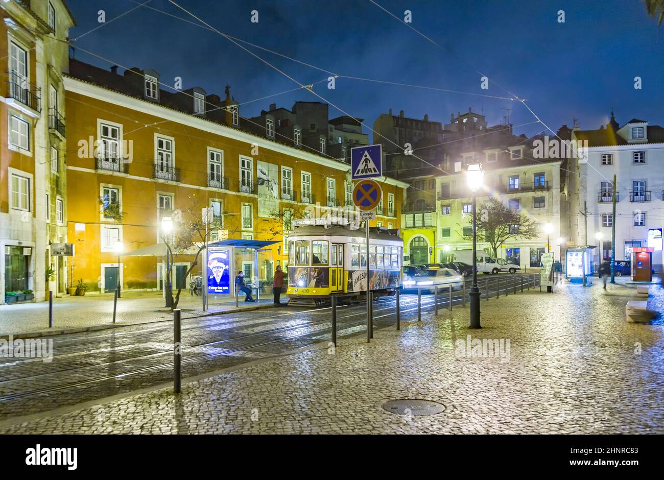 Lissabon bei Nacht, Straße, Seilbahn und alte Häuser des historischen Viertels in Lissabon Stockfoto