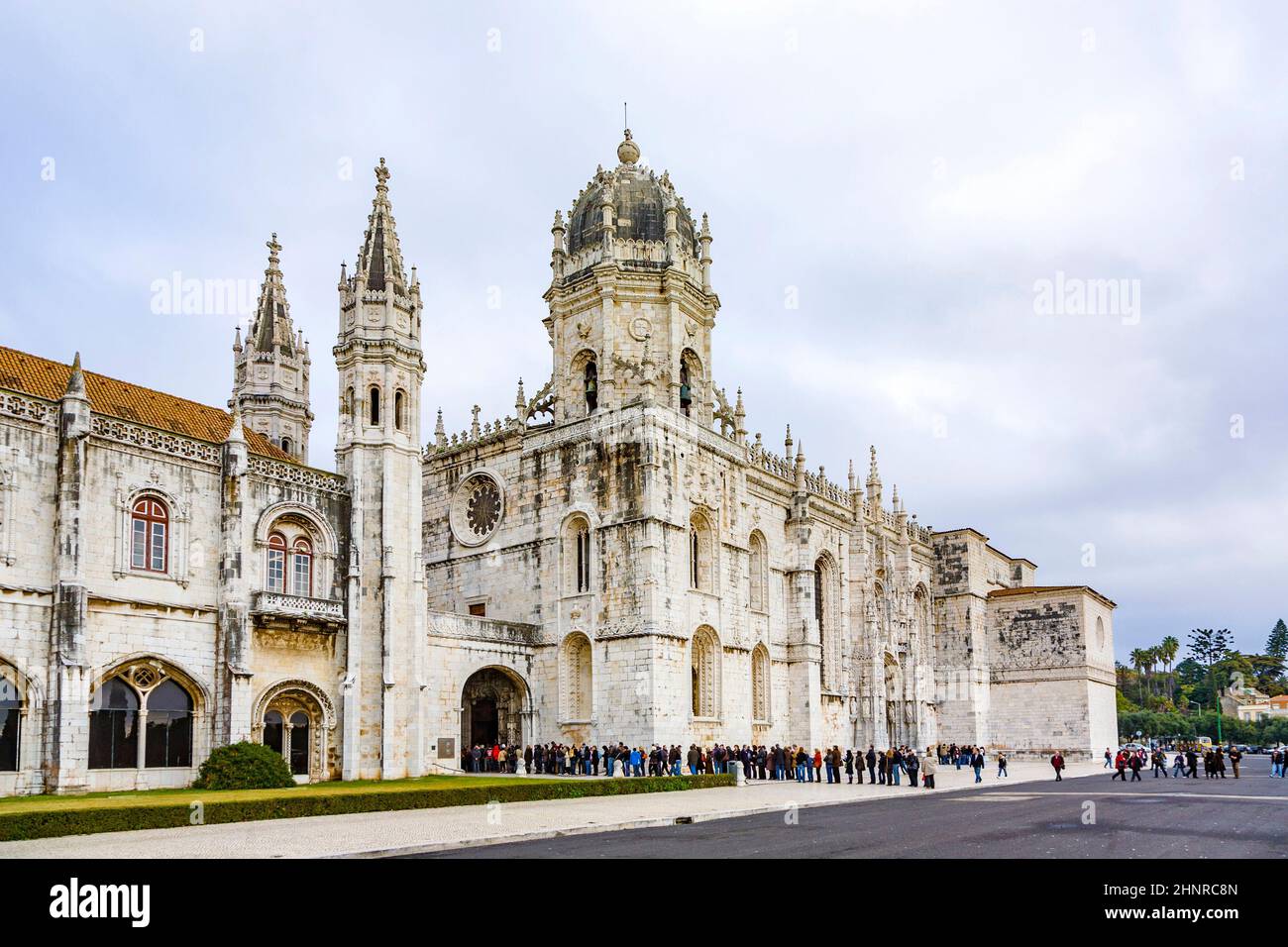 Die Menschen besuchen das Kloster Jeronimos oder das Hieronymiten-Kloster in Lissabon Stockfoto