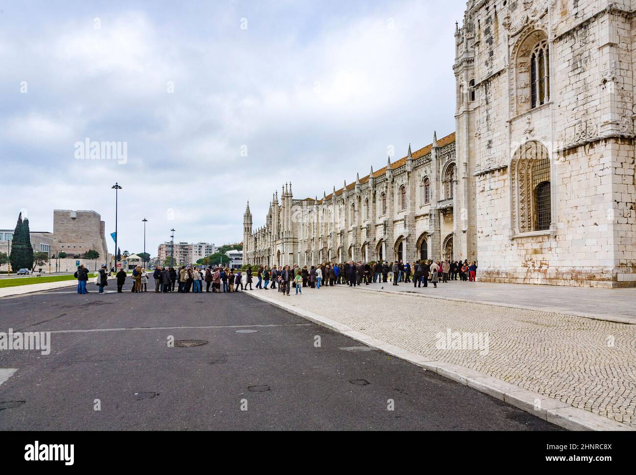 Die Menschen besuchen das Kloster Jeronimos oder das Hieronymiten-Kloster in Lissabon Stockfoto