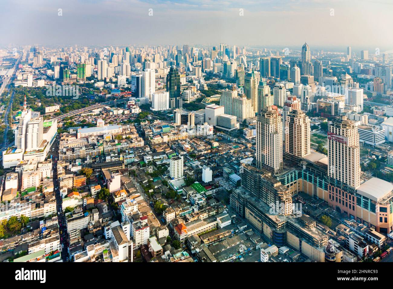 Blick über die Skyline von Bangkok mit Büroblöcken und Wohnanlagen Stockfoto