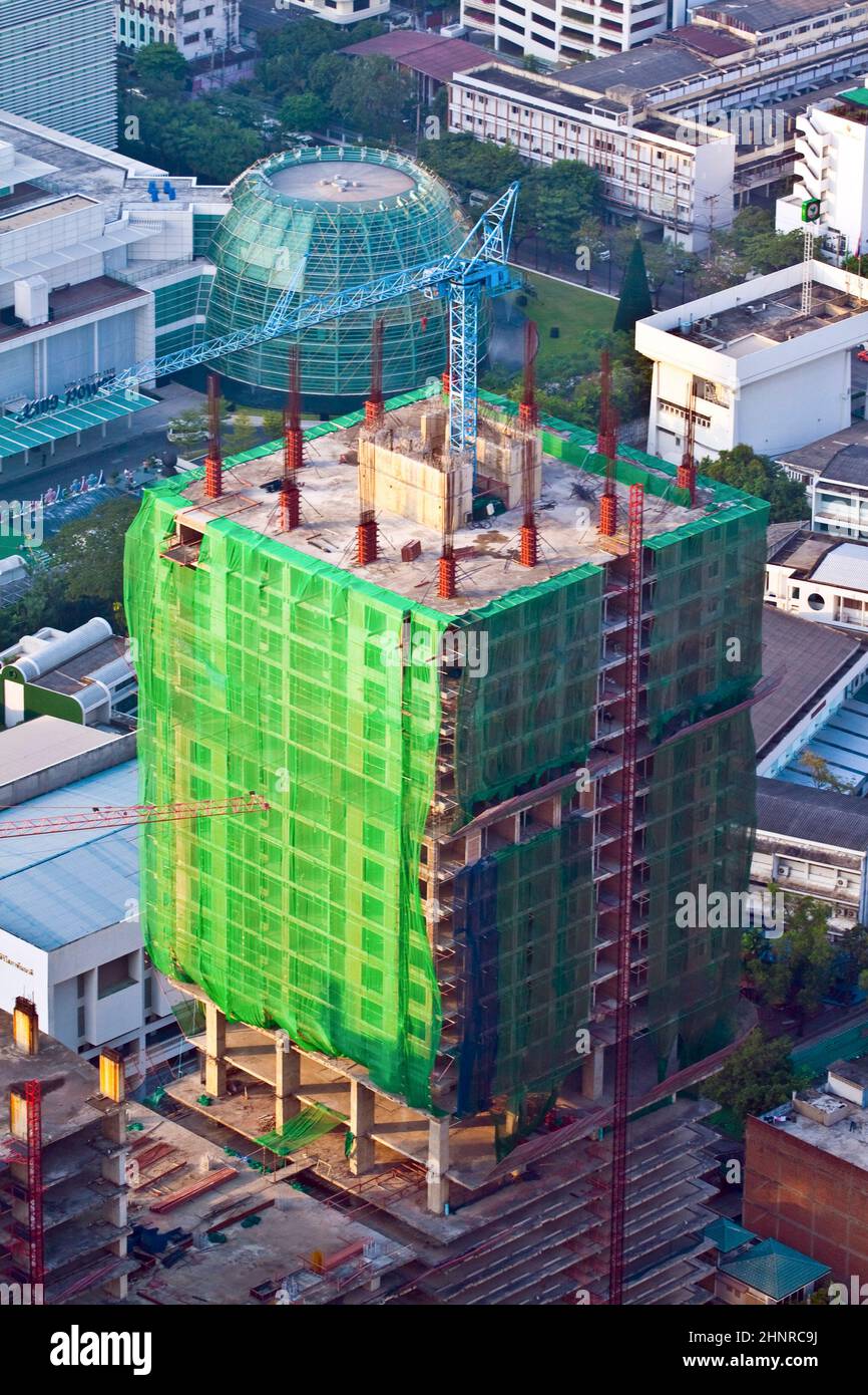 Blick auf die Skyline und einen Wolkenkratzer, der in Bangkok im Bau ist Stockfoto