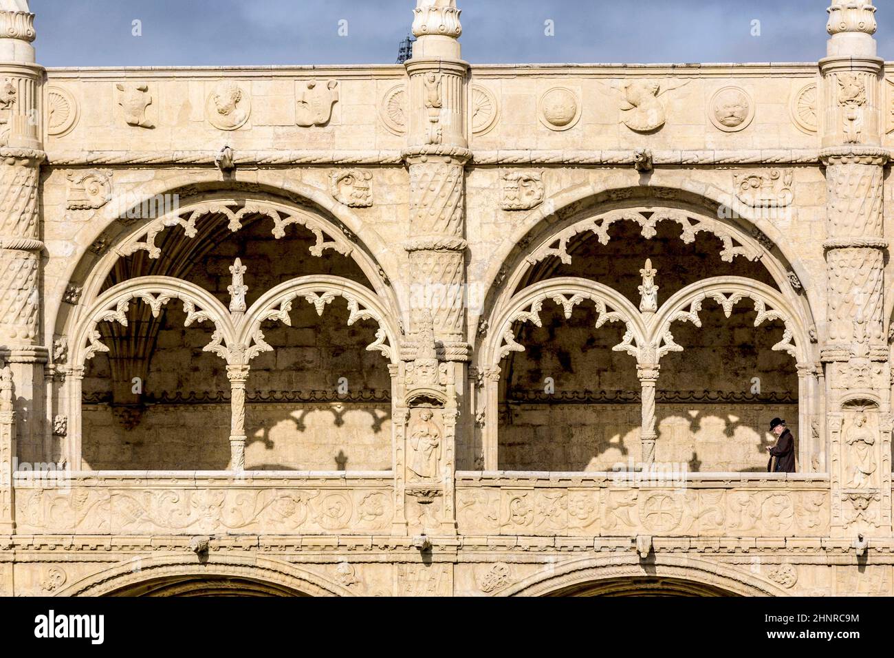 Detailansicht des Fensters im Kloster Jeronimos mit Besucher Stockfoto