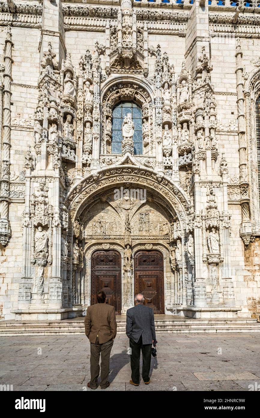 Die Menschen besuchen das Kloster Jeronimos Stockfoto