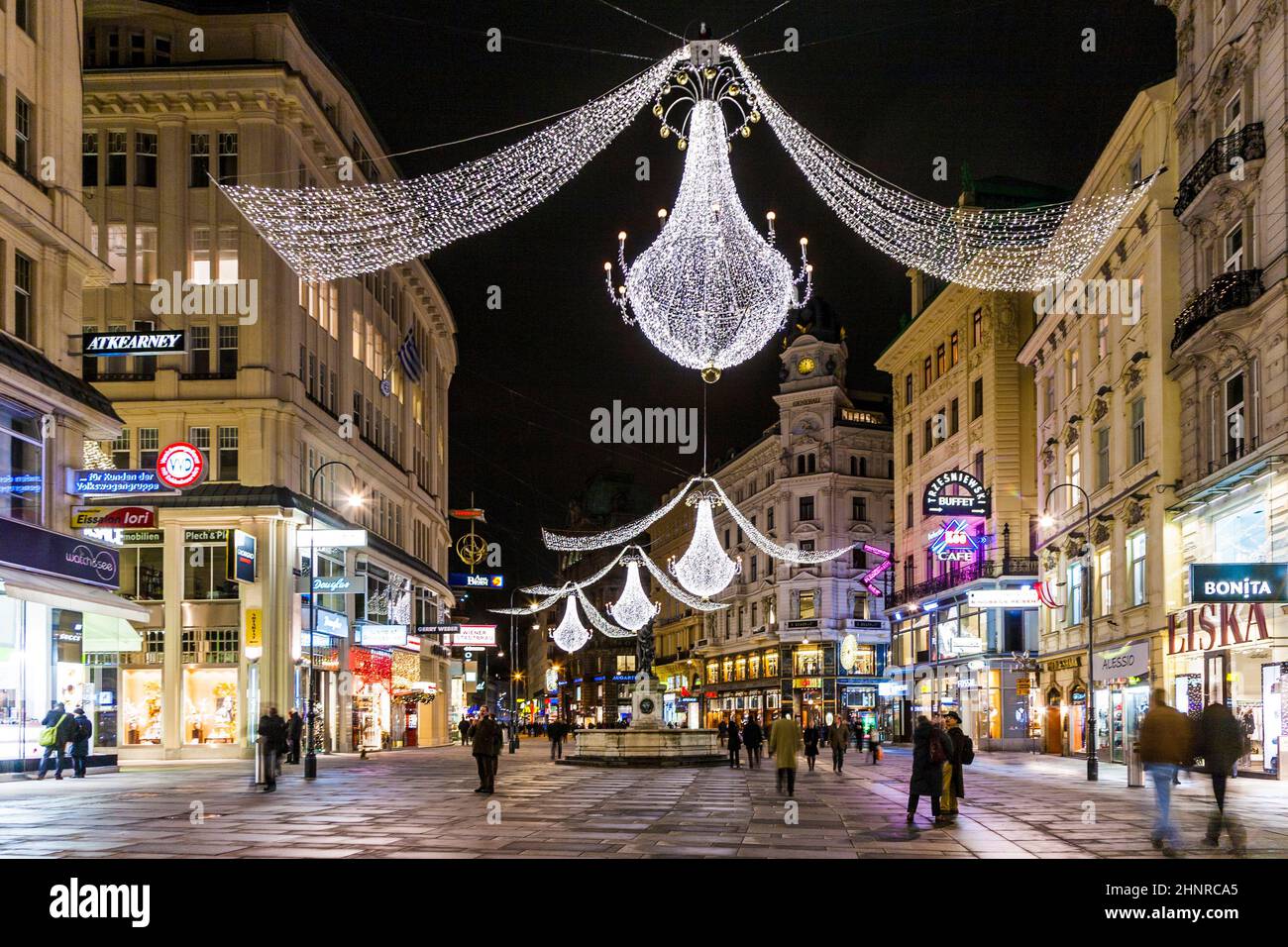 Wien - berühmte Grabenstraße bei Nacht mit Regenreflektion auf den Kopfsteinpflaster Stockfoto
