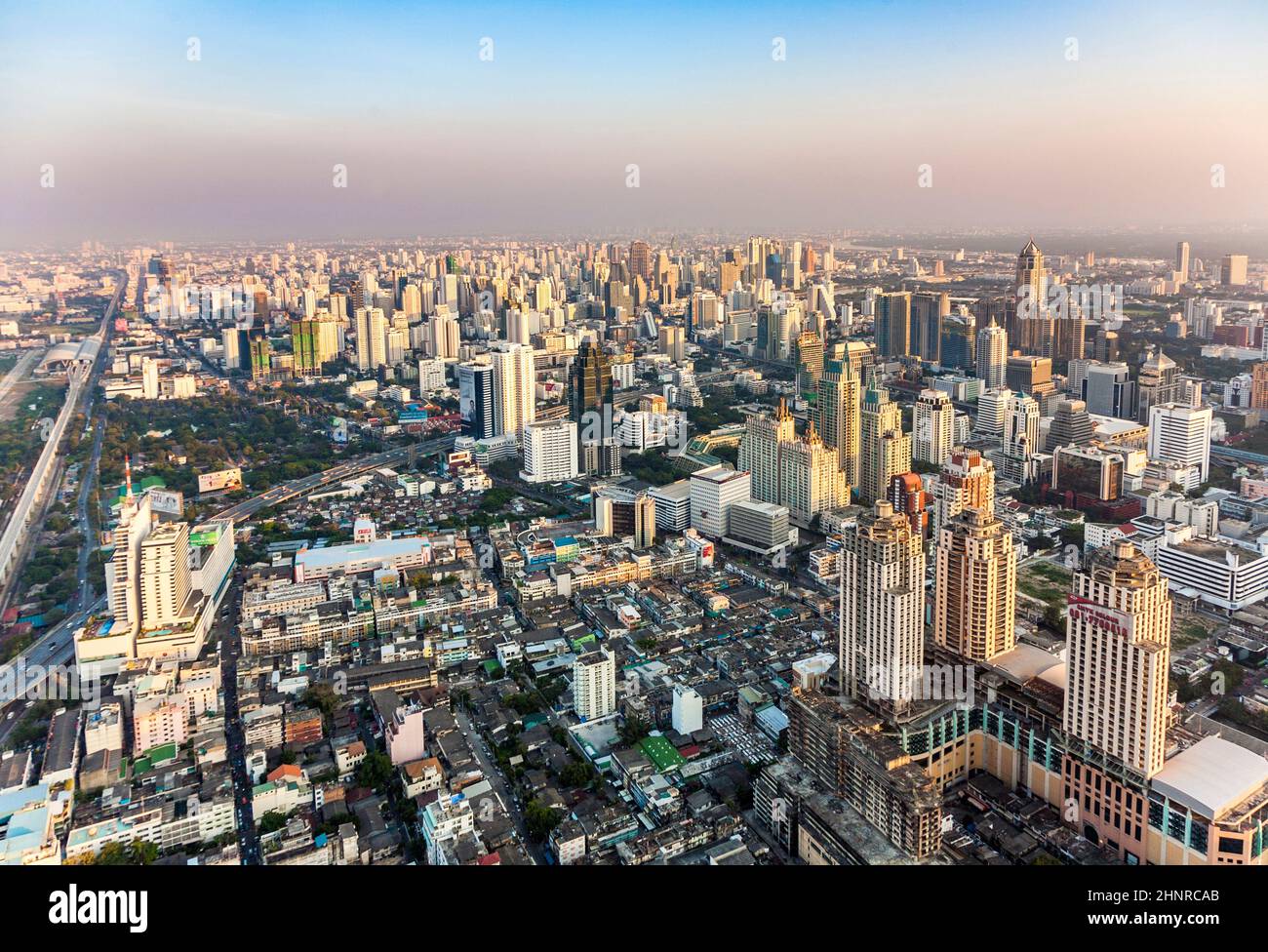 bis zur Skyline von Bangkok am späten Nachmittag mit Highways und Wolkenkratzern Stockfoto
