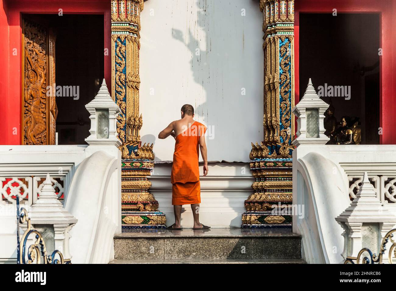 Mönch im Tempel Wat Thewarat am Fluss Mae Nam Chao Phraya in Bangkok Stockfoto