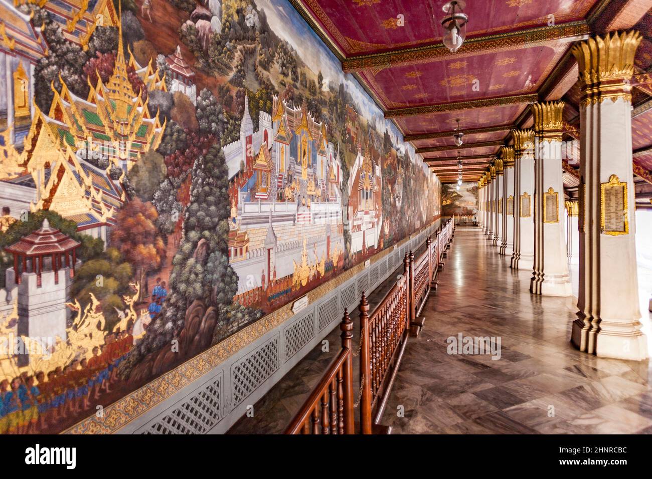 Wandmalereien im Tempel Phra Sri Ratana Chedi, bedeckt mit Goldfolie im inneren Großen Palast Stockfoto