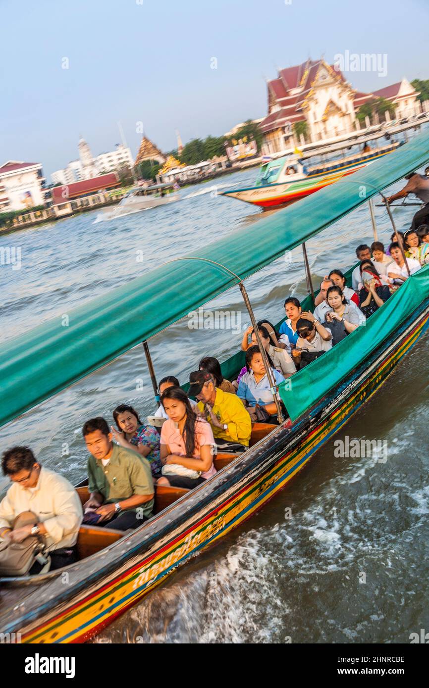 Am Morgen fahren die Leute mit Longbooten am Fluss Chao Phraya Stockfoto