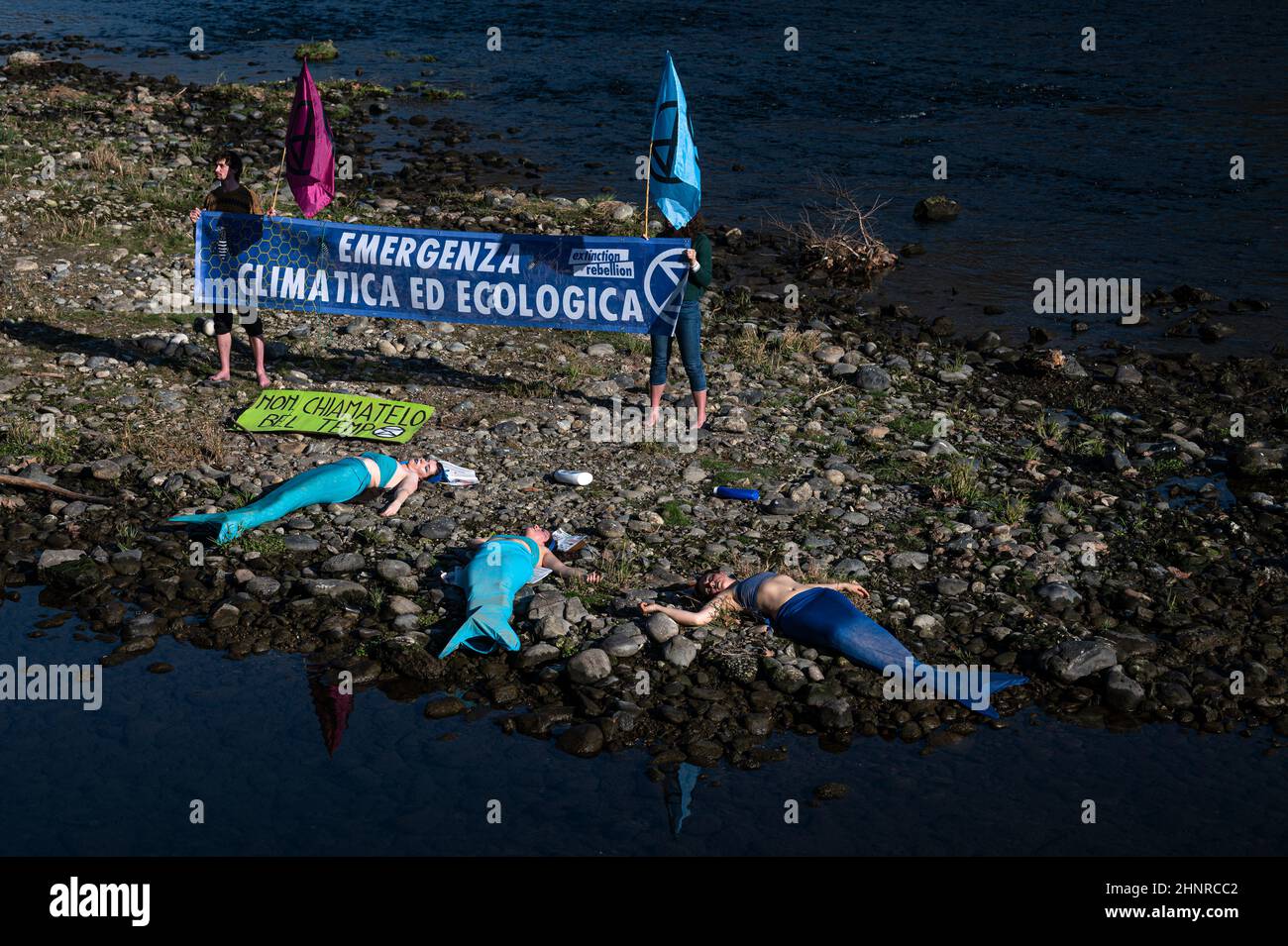 Turin, Italien. 17. Februar 2022. Extinction Rebellion-Aktivisten, die als Meerjungfrauen getragen wurden, protestierten gegen den Klimawandel auf dem trockenen Land aus dem flachen Wasser des Flusses Po nach Wochen der Dürre. Kredit: Nicolò Campo/Alamy Live Nachrichten Stockfoto