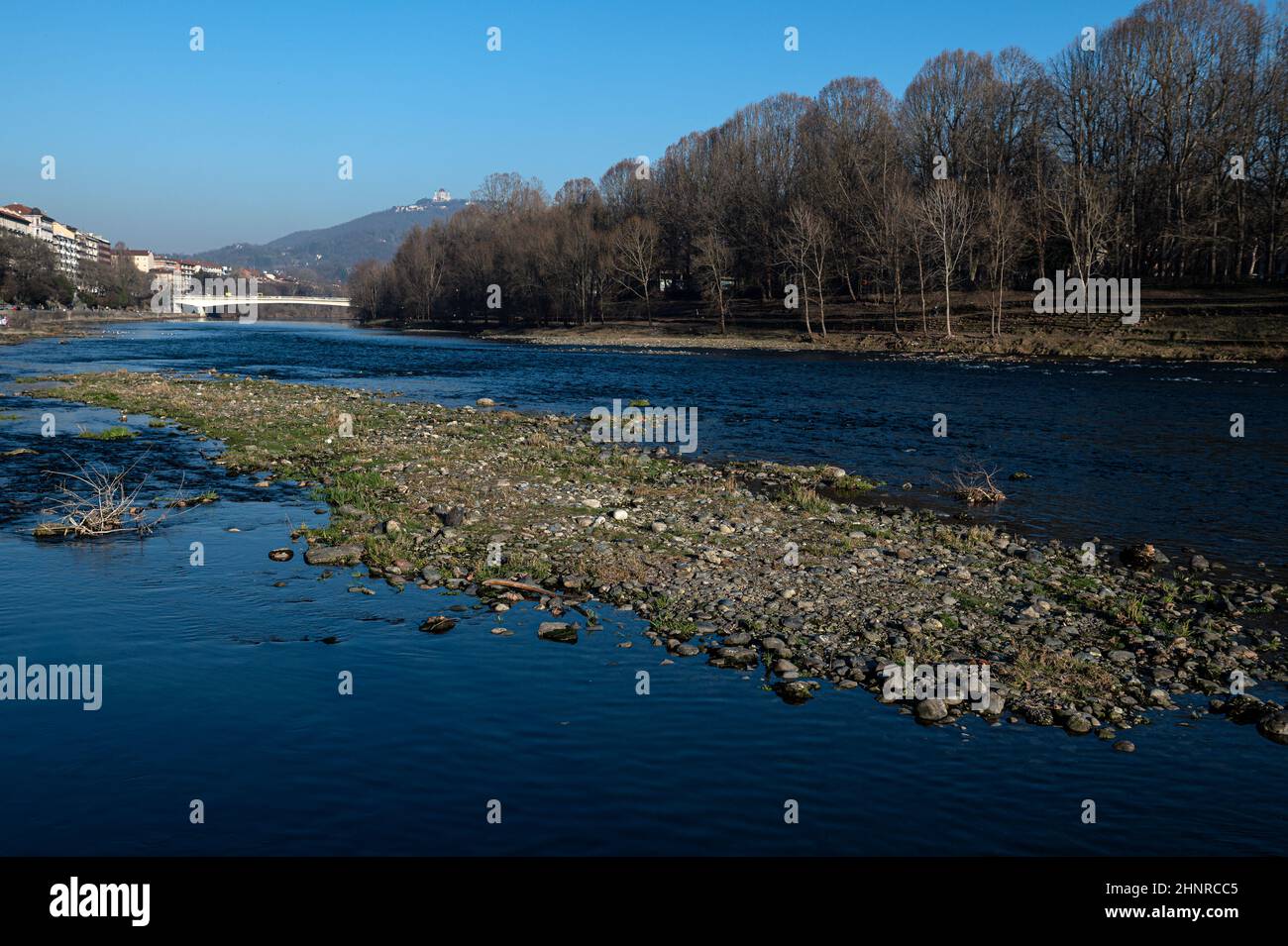 Turin, Italien. 17. Februar 2022. Aus dem flachen Wasser des Po-Flusses entsteht nach wochenlanger Trockenheit trockenes Land. Kredit: Nicolò Campo/Alamy Live Nachrichten Stockfoto