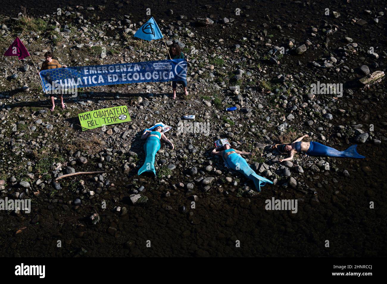 Turin, Italien. 17. Februar 2022. Extinction Rebellion-Aktivisten, die als Meerjungfrauen getragen wurden, protestierten gegen den Klimawandel auf dem trockenen Land aus dem flachen Wasser des Flusses Po nach Wochen der Dürre. Kredit: Nicolò Campo/Alamy Live Nachrichten Stockfoto