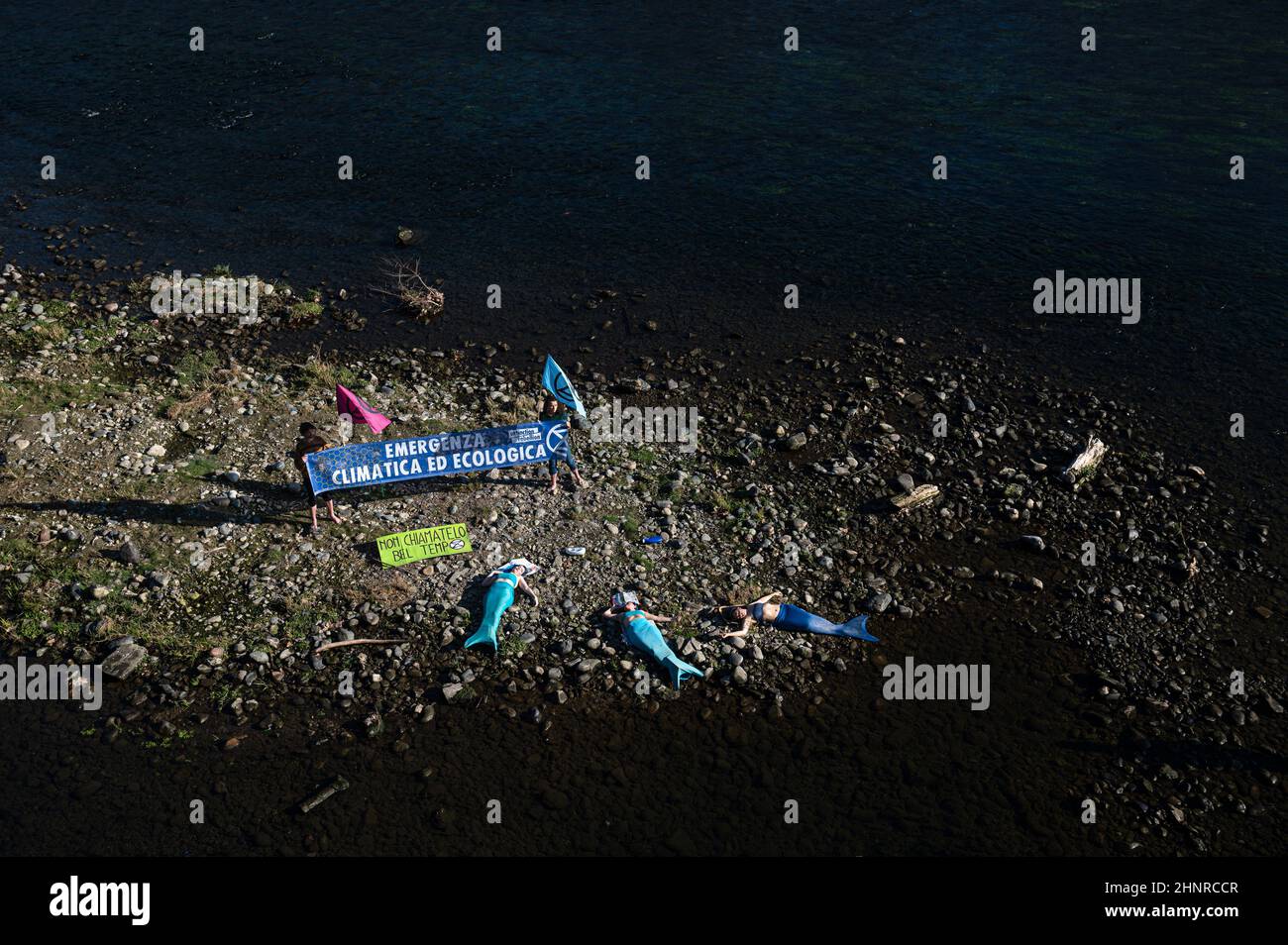 Turin, Italien. 17. Februar 2022. Extinction Rebellion-Aktivisten, die als Meerjungfrauen getragen wurden, protestierten gegen den Klimawandel auf dem trockenen Land aus dem flachen Wasser des Flusses Po nach Wochen der Dürre. Kredit: Nicolò Campo/Alamy Live Nachrichten Stockfoto