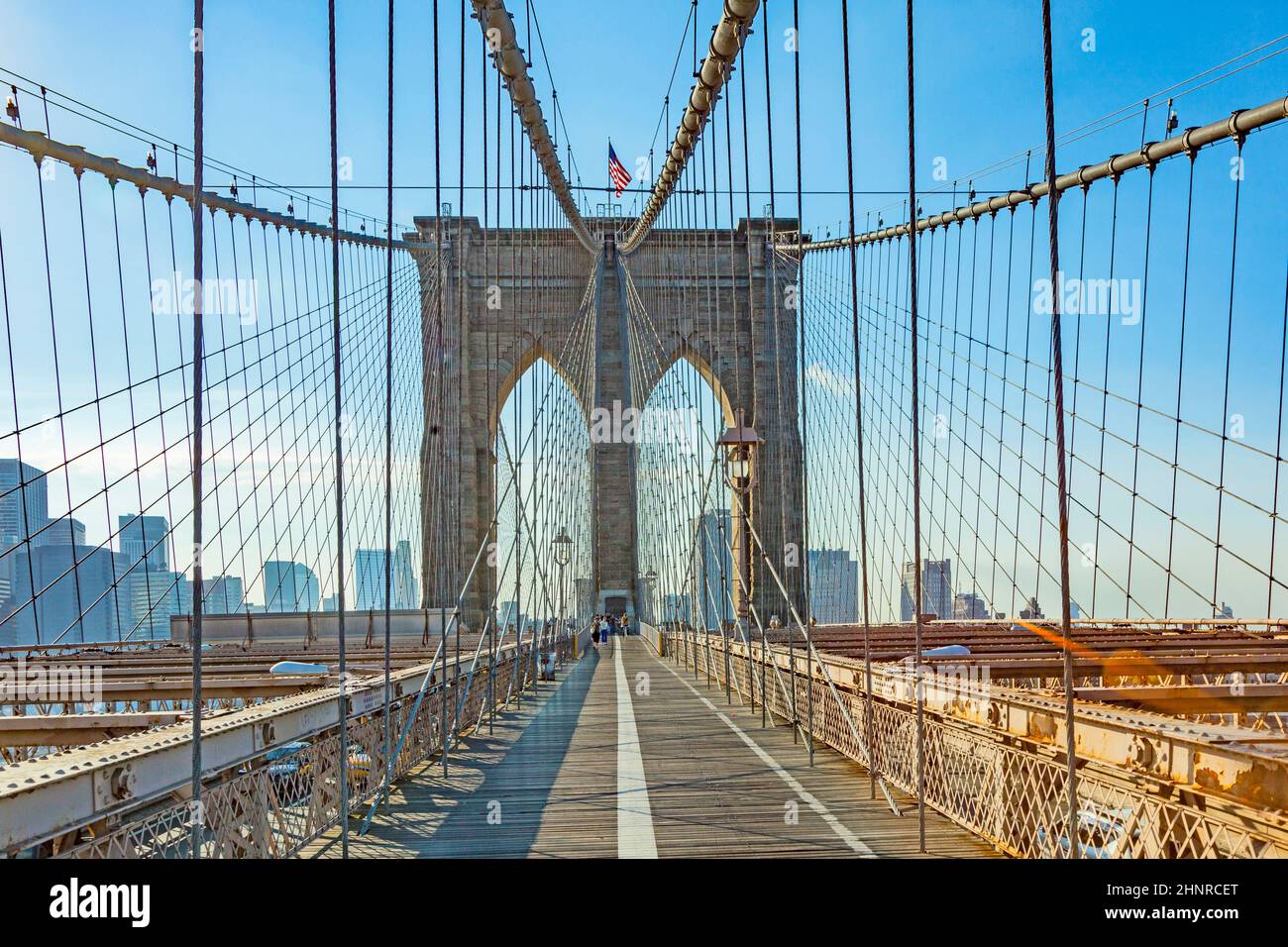 Menschen überqueren die berühmte Brooklyn Bridge in New York Stockfoto