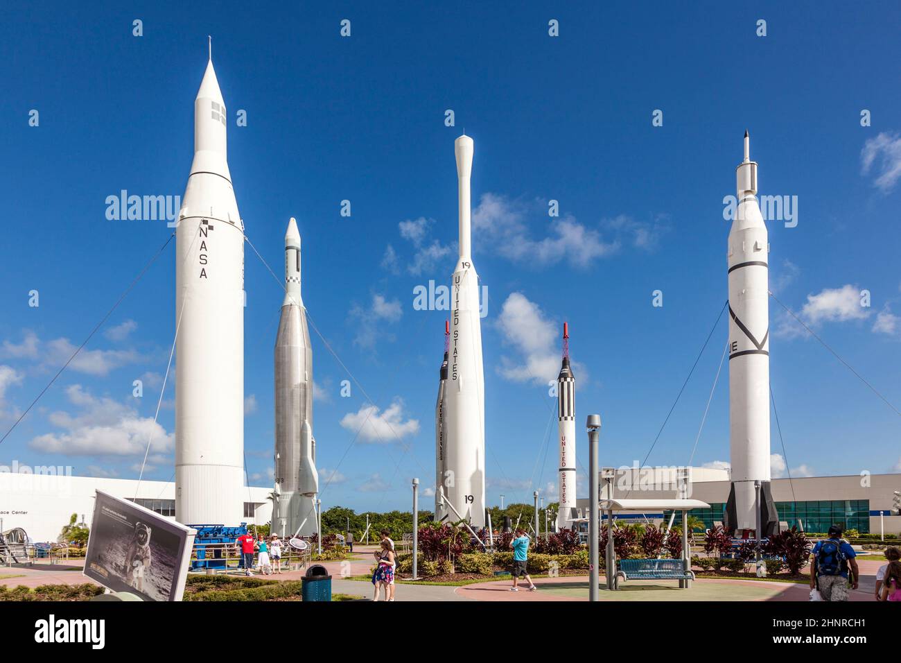Der Rocket Garden im Kennedy Space Center verfügt über 8 authentische Raketen aus vergangenen Weltraumforschungen Stockfoto