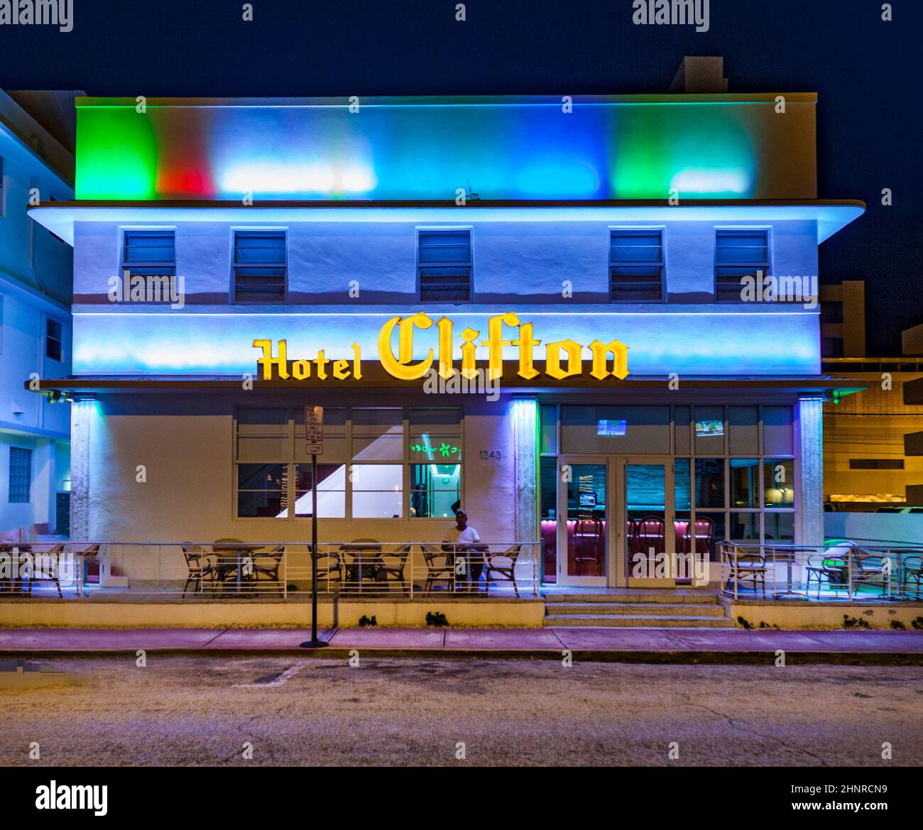 Nachtansicht am Ocean Drive mit beleuchteter Fassade des alten berühmten Hotel Clifton in Miami Beach Stockfoto