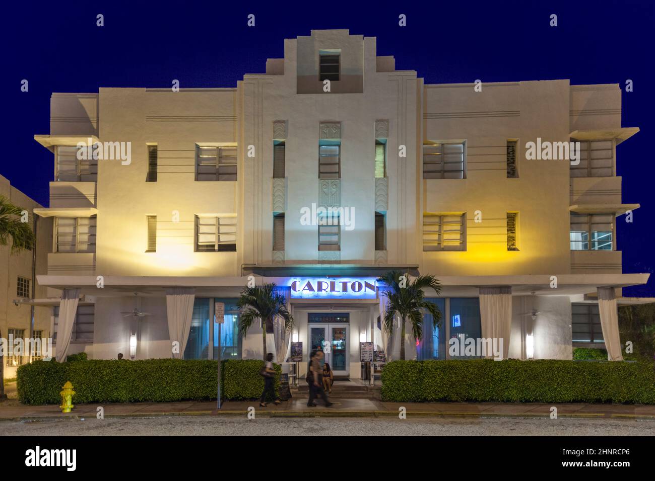 Nachtansicht am Ocean Drive mit beleuchteter Fassade des alten berühmten Hotel Carlton in Miami Beach Stockfoto