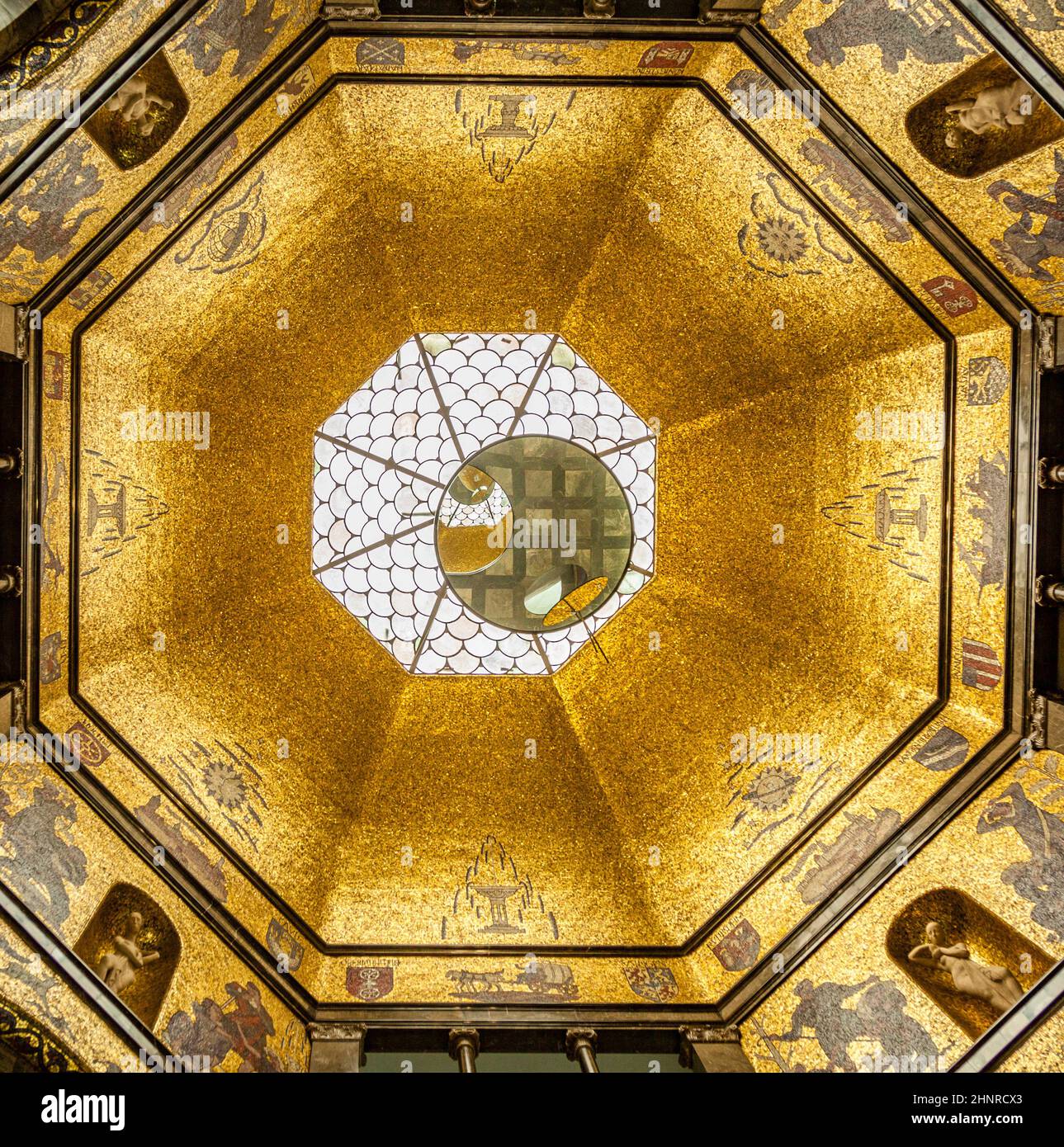 goldene Mosaikkuppel des Wiesbadener Stadtmuseums Stockfoto