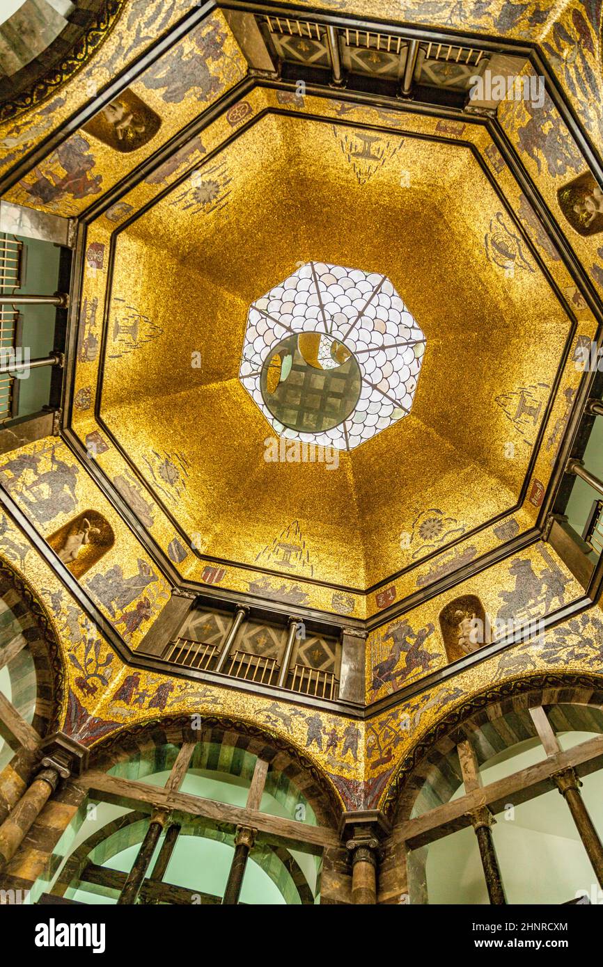 goldene Mosaikkuppel des Wiesbadener Stadtmuseums Stockfoto