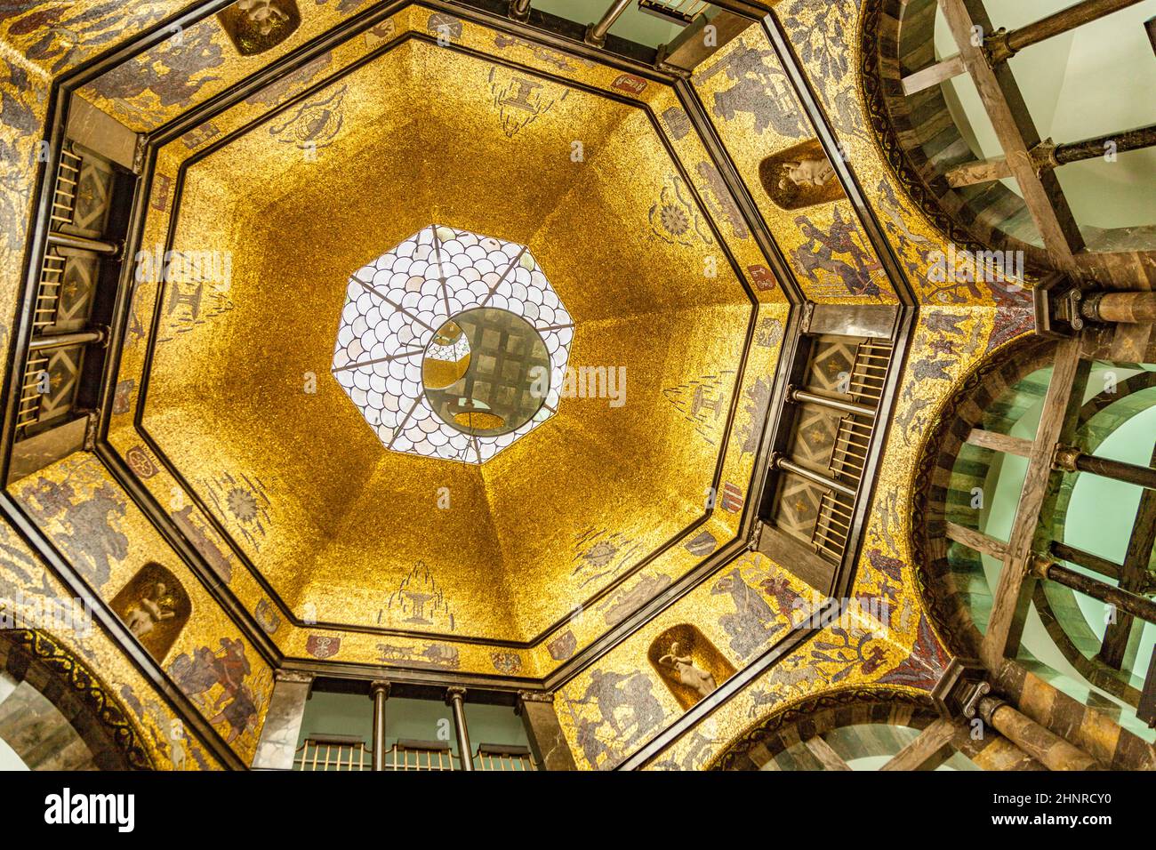 goldene Mosaikkuppel des Wiesbadener Stadtmuseums Stockfoto