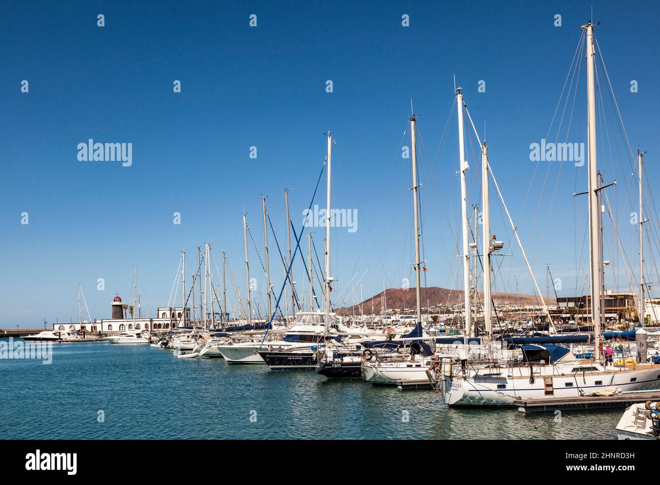 Boote liegen im Hafen Marina Rubicon in Playa Blanca Stockfoto