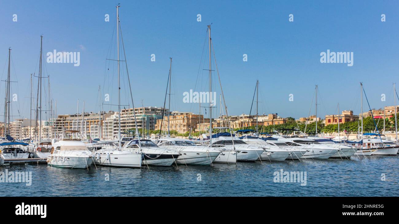 Segelboote ankern am alten Hafen von La Valetta Stockfoto