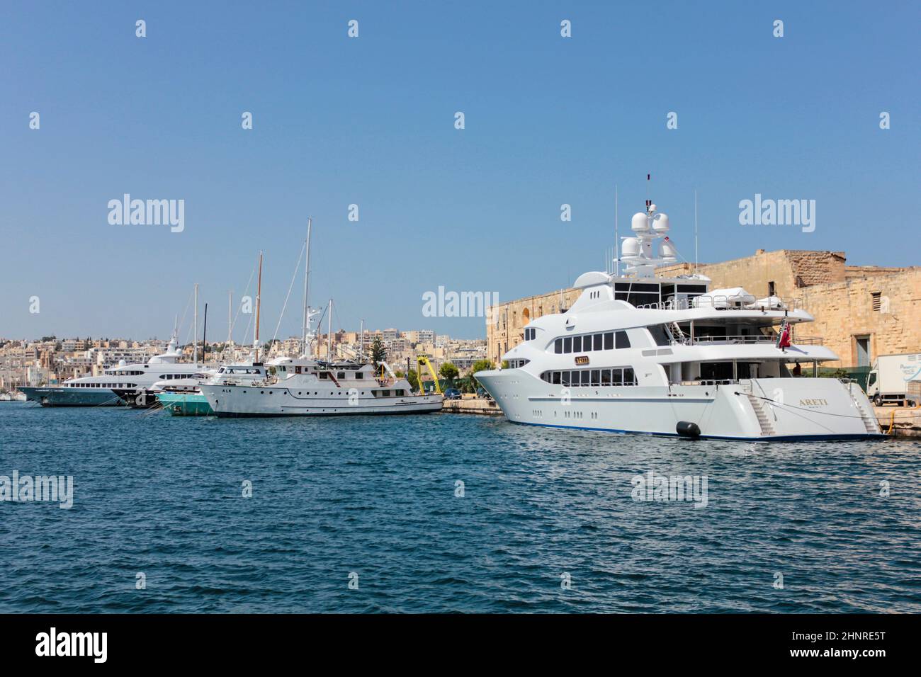 Yachten ankern am alten Hafen in La Valetta Stockfoto