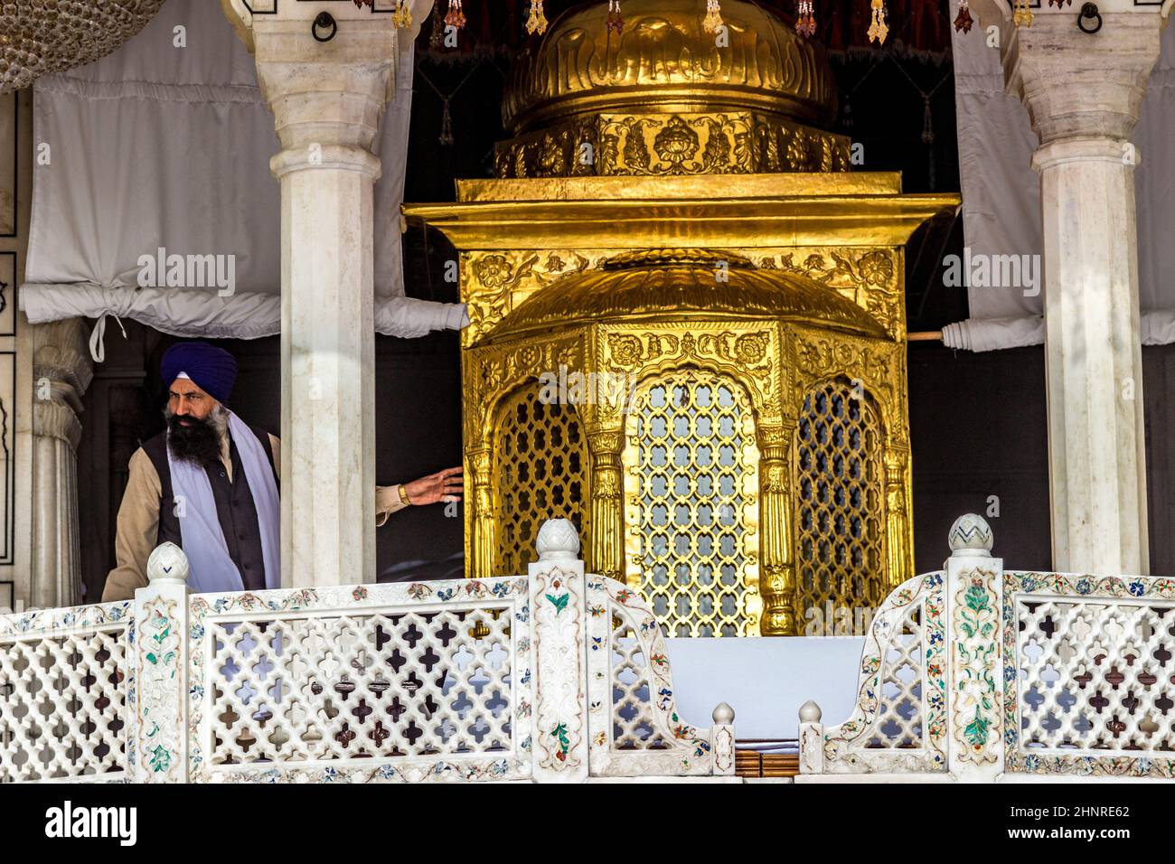 Die Menschen beten im Harimandir Sahib am Goldenen Tempelkomplex, Amritsar Stockfoto