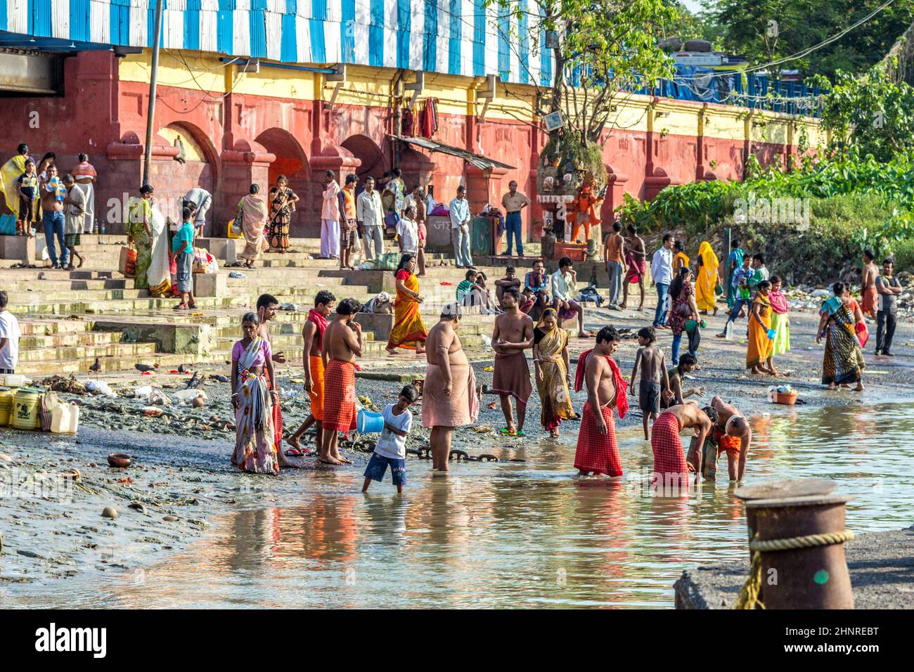 hinduistische Menschen baden im heiligen Fluss Ganges Stockfoto