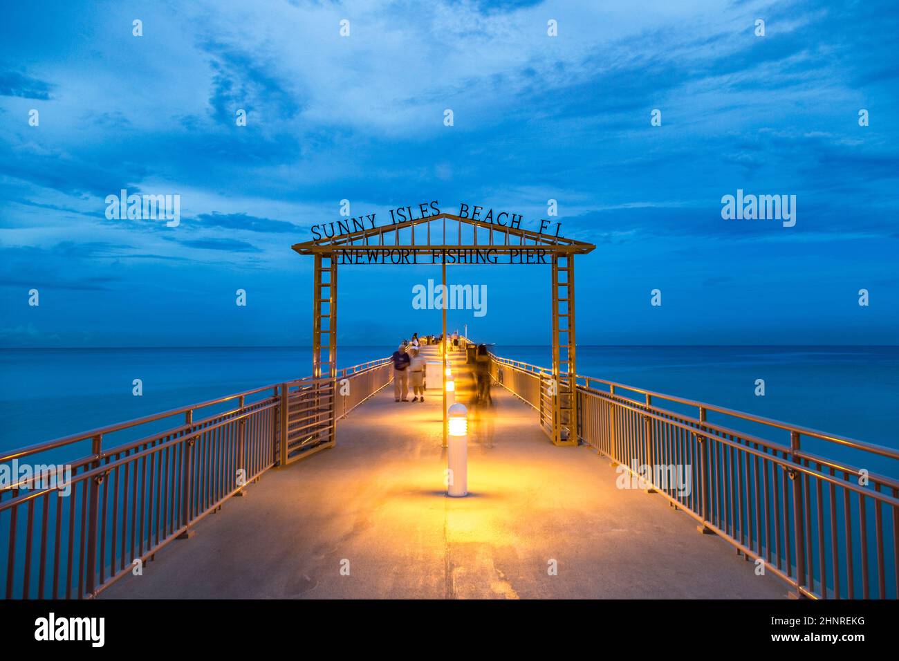 newport Fischerpier bei Nacht mit Schatten von Peopl Stockfoto