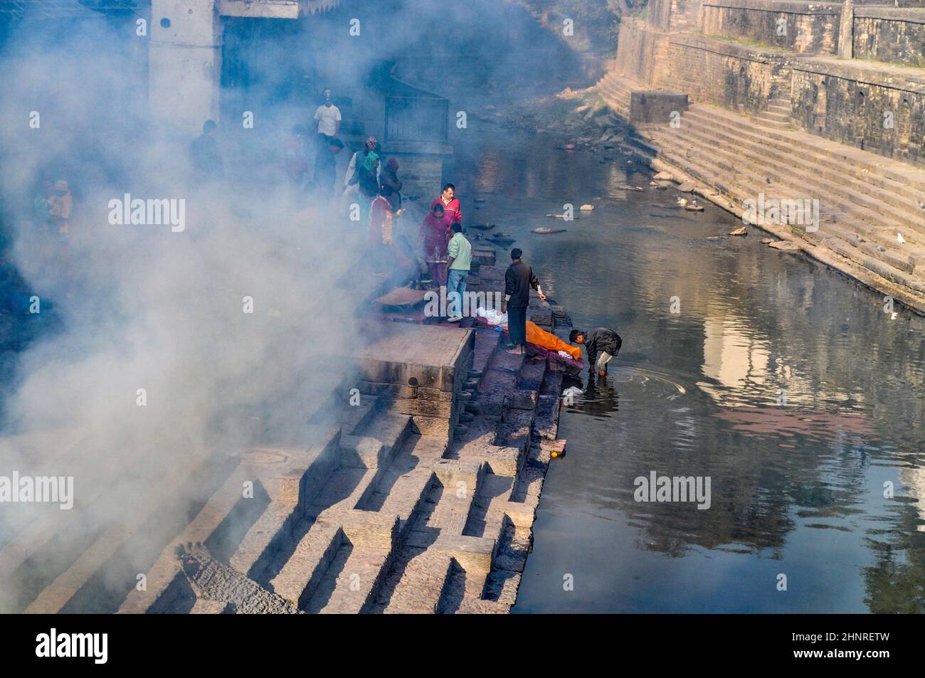 Hinduistische Feuerbestattungsrituale am Ufer des Flusses Bagmati im Pashupatinath-Tempel Stockfoto