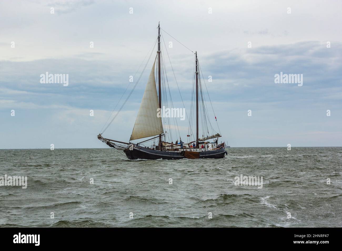 Auf dem Schiff Aagtje segeln Menschen Stockfoto