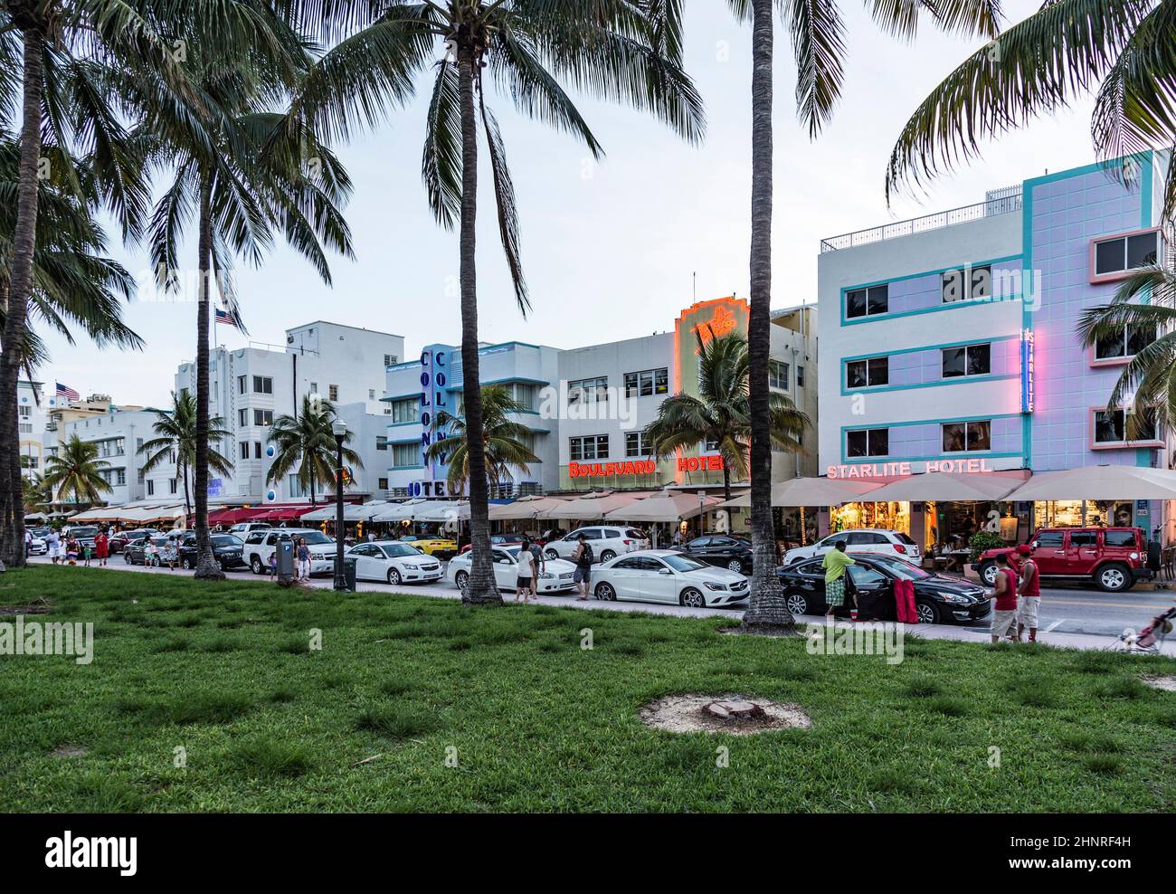 Nachtansicht am Ocean Drive in Miami Stockfoto