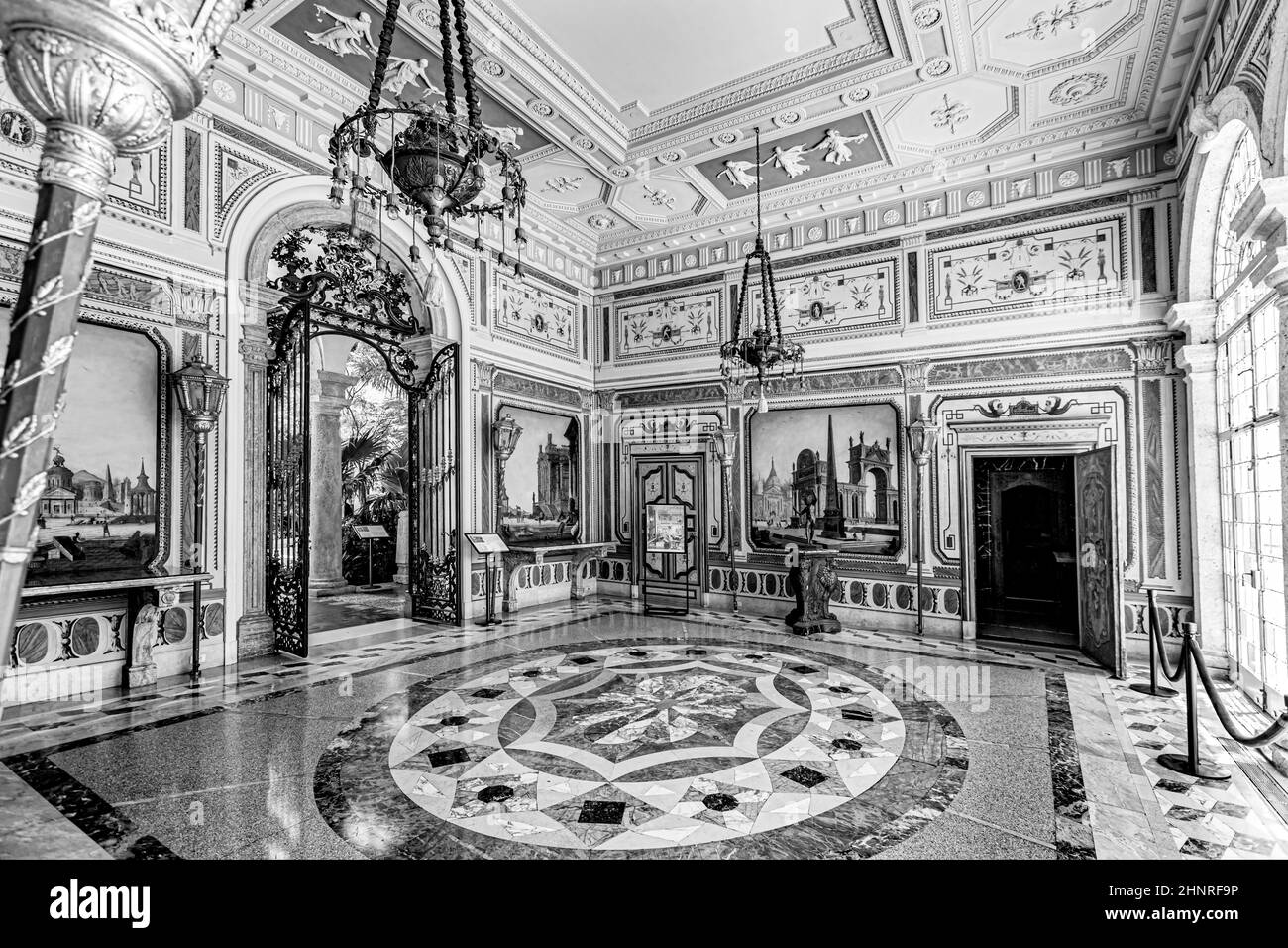 Besuch der Villa Vizcaya in Miami. Vizcaya Museum and Gardens ist ein Anwesen aus dem Jahr 1916 am Wasser mit 32 eingerichteten Zimmern und 10 Hektar formeller Gärten Stockfoto