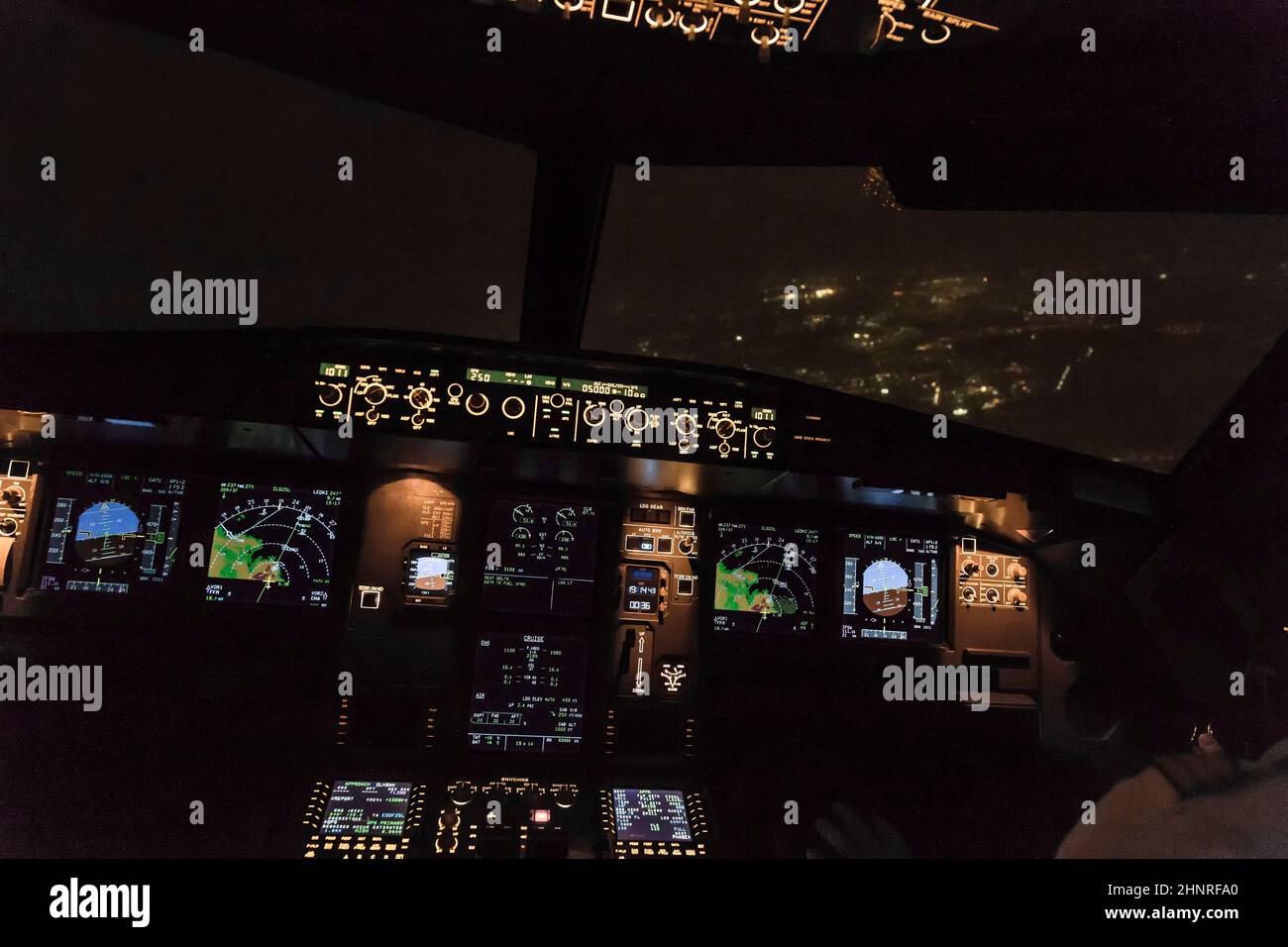 Cockpitansicht eines kommerziellen Düsenflugzeugs, das am Flughafen landet Stockfoto