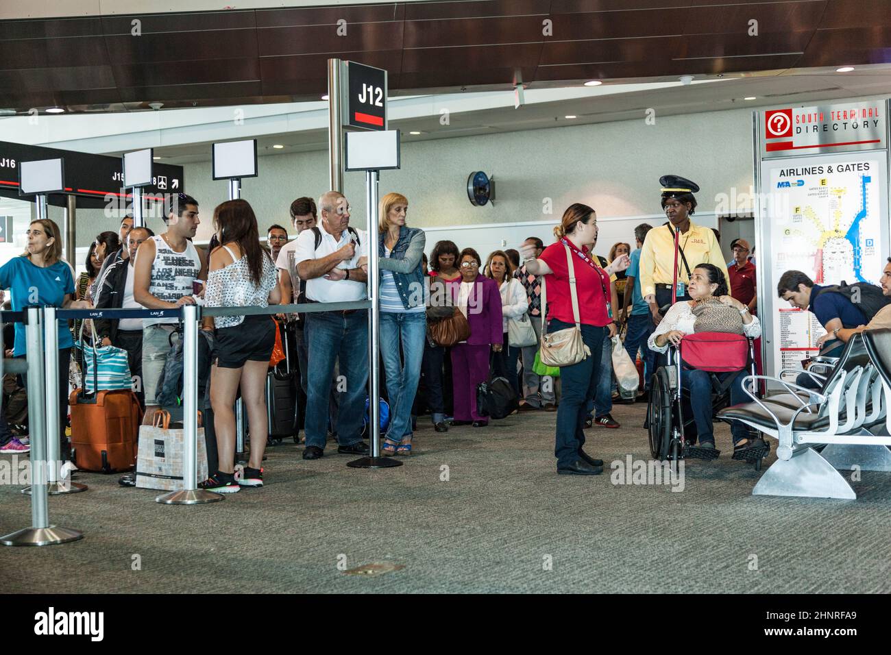 Eine spezielle Rollstuhlhilfe hilft behinderten Menschen, lange Warteschlangen zu vermeiden Stockfoto