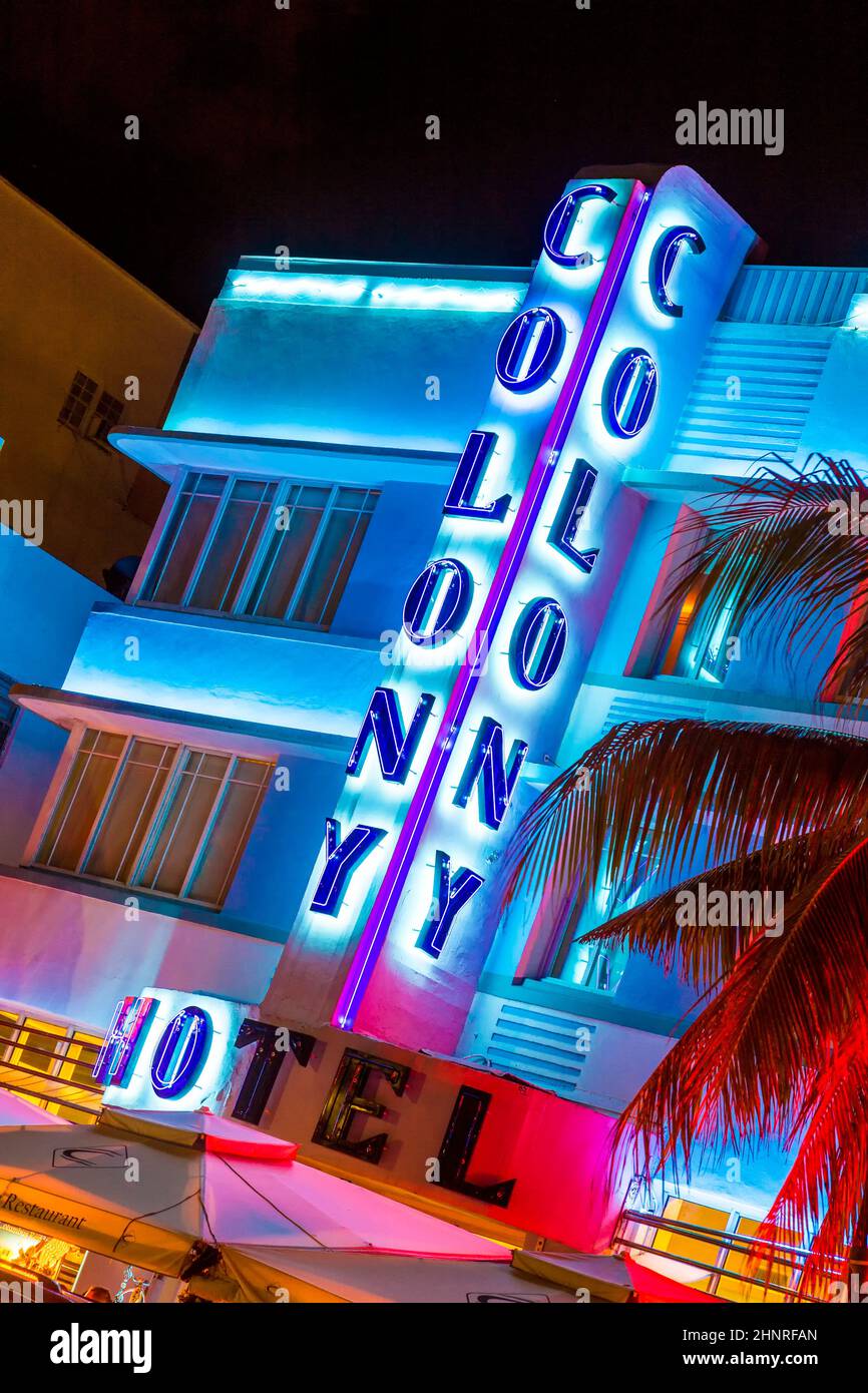 Nachtansicht am Ocean Drive mit Colony Hotel Stockfoto