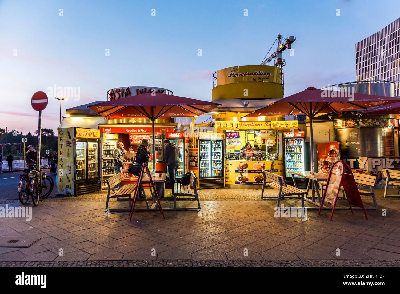 Eine Currywursthütte verkauft die berliner Spezialität Currywurst Stockfoto