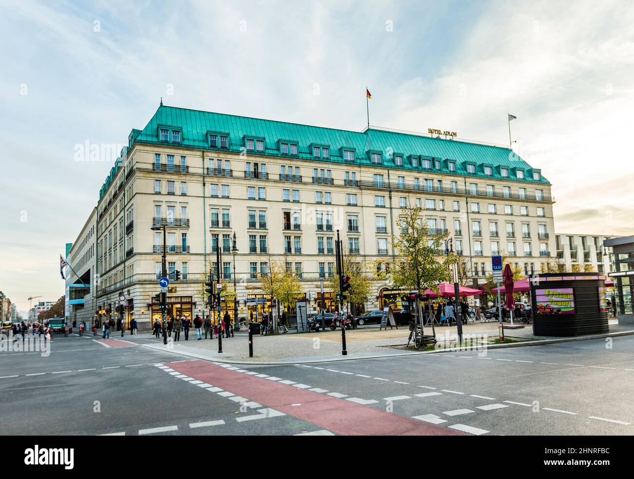 Fassade des Hotel Adlon an der berühmten Berliner Straße unter den Linde Stockfoto