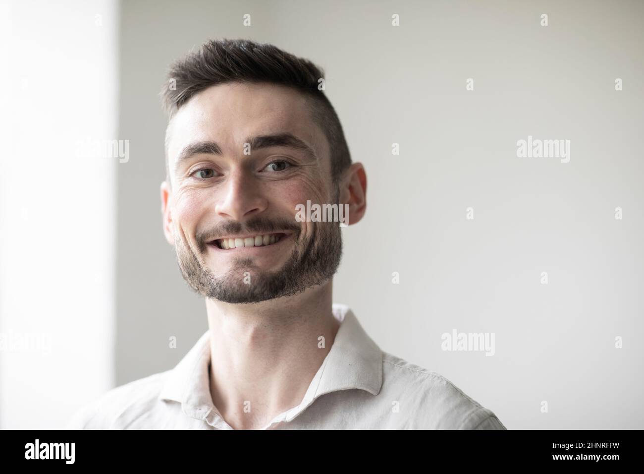 Ein junger Mann mit Laptop in einem Zimmer, das sehr zufrieden war Stockfoto