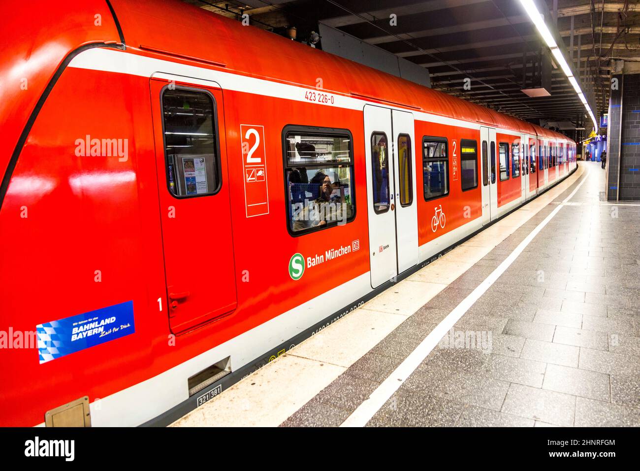 Der S-Bahn-Zug wartet am Münchner Bahnhof Karlsplatz Stockfoto