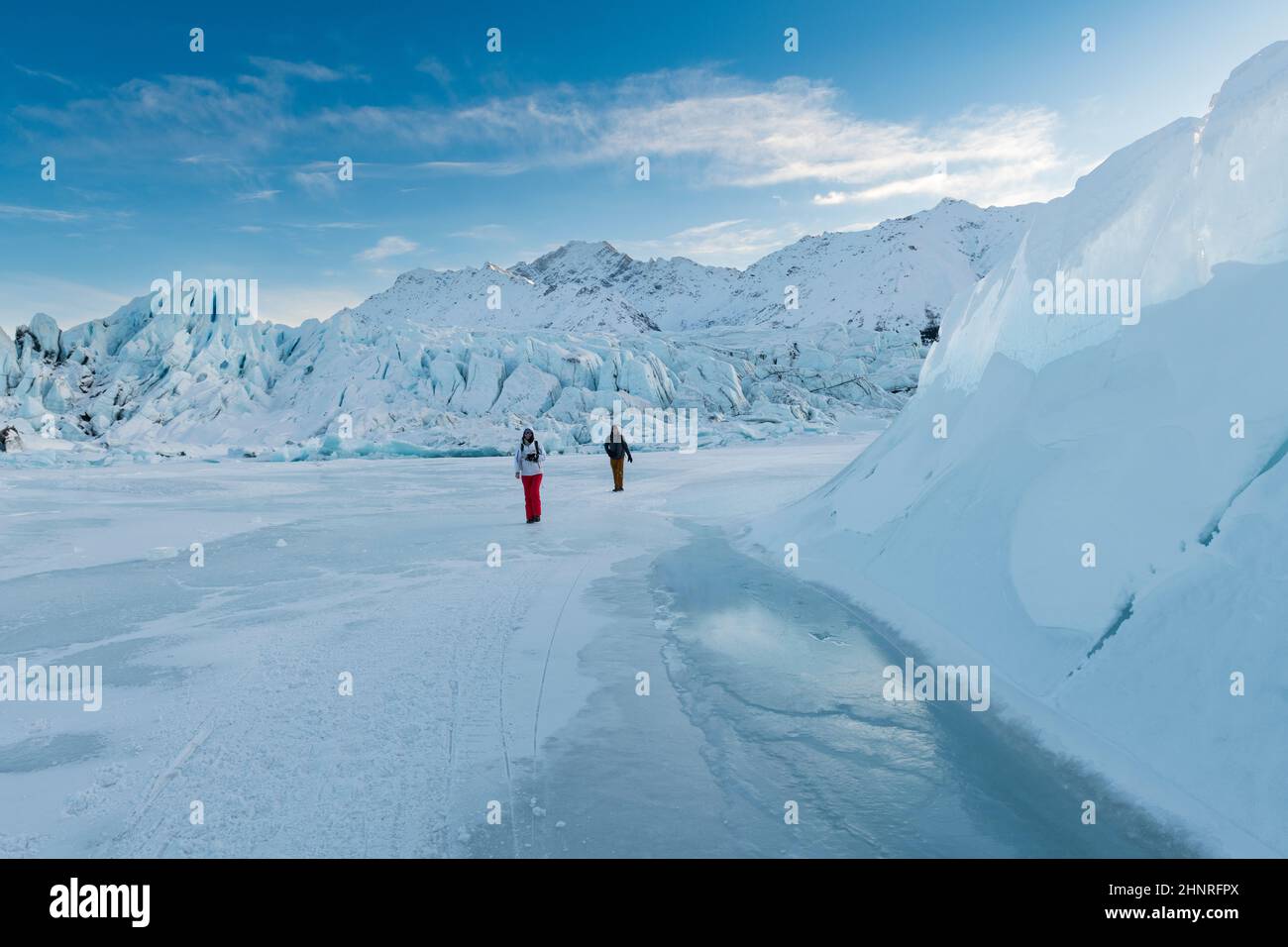 Zwei Menschen wandern auf dem Eisfeld am Matanuska Gletscher in Alaska Stockfoto