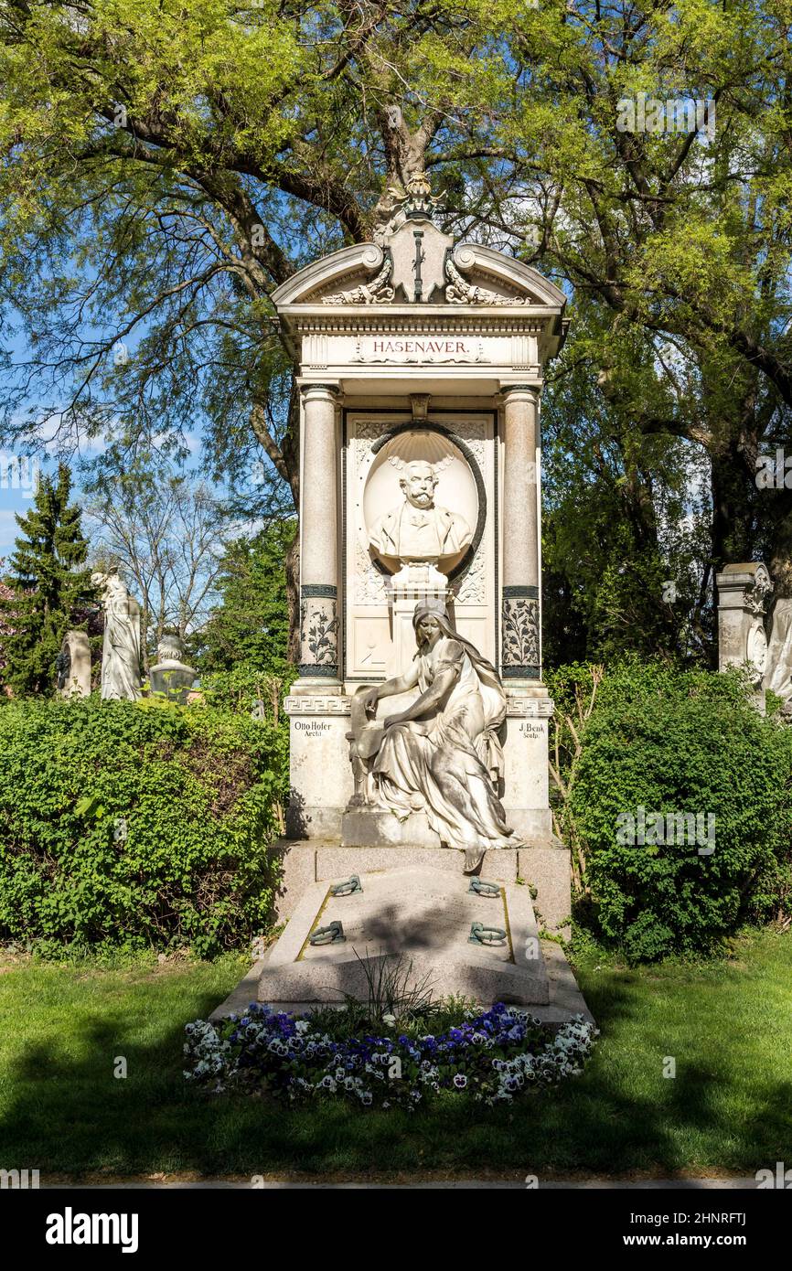 Blick auf den Wiener Zentralfriedhof, den Ort, an dem berühmte Persönlichkeiten wie Musiker begraben werden Stockfoto