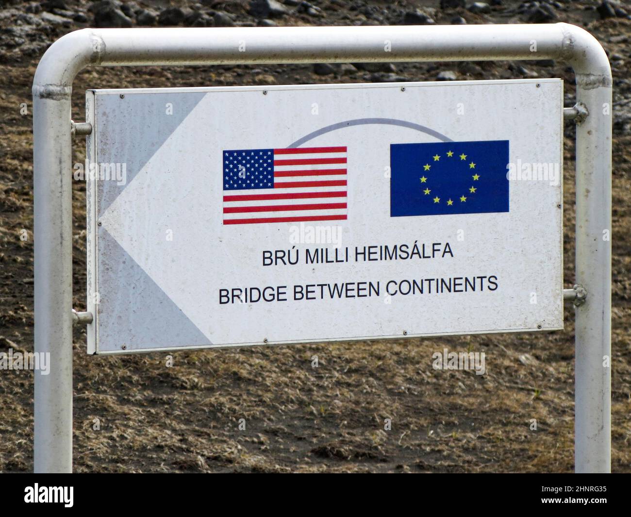 zeichen der Brücke zwischen den Kontinenten in der Álfagjá-Kluft, die zwei Kontinente auf der Halbinsel Reykjanes, Island, verbindet Stockfoto