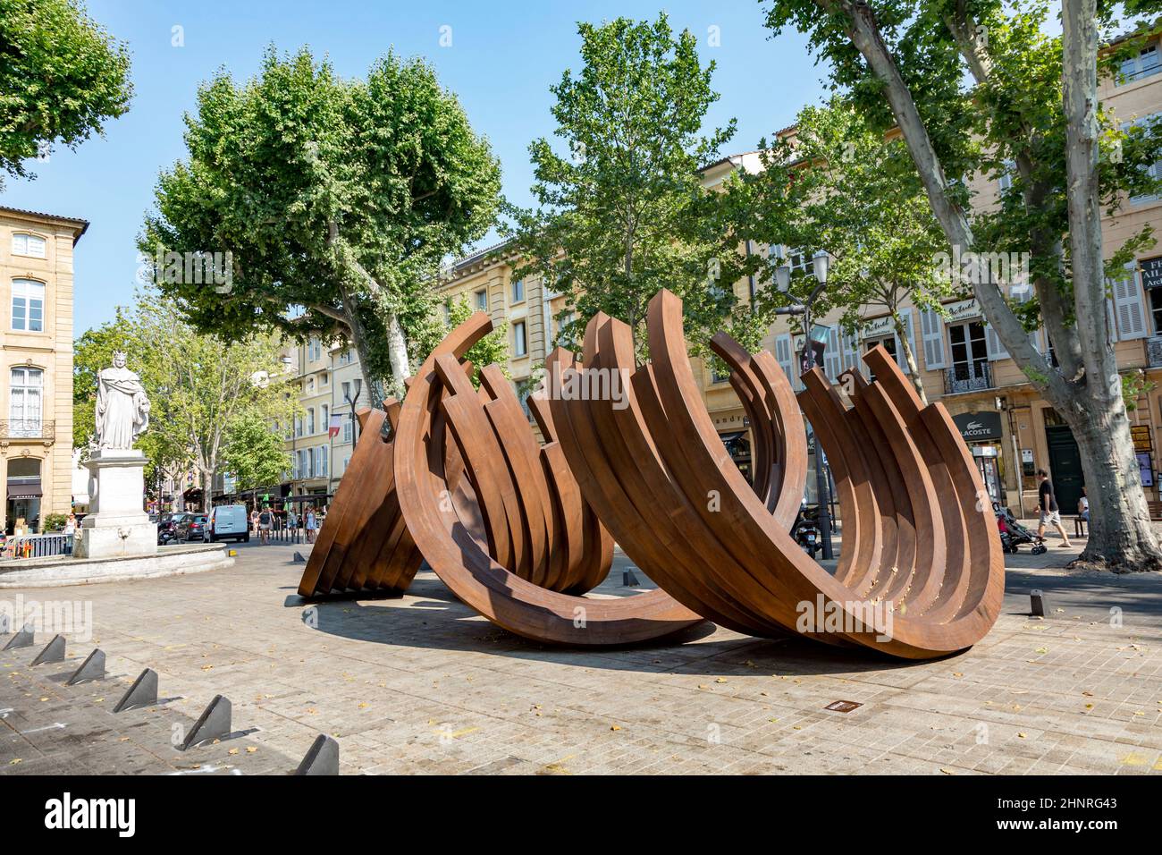 Moderne Straßenkunst des französischen Konzeptkünstlers Bernar Venet eine Serie von Stahl-Arc-Skulptur im Kulturzentrum Aix en Provence, Frankreich Stockfoto