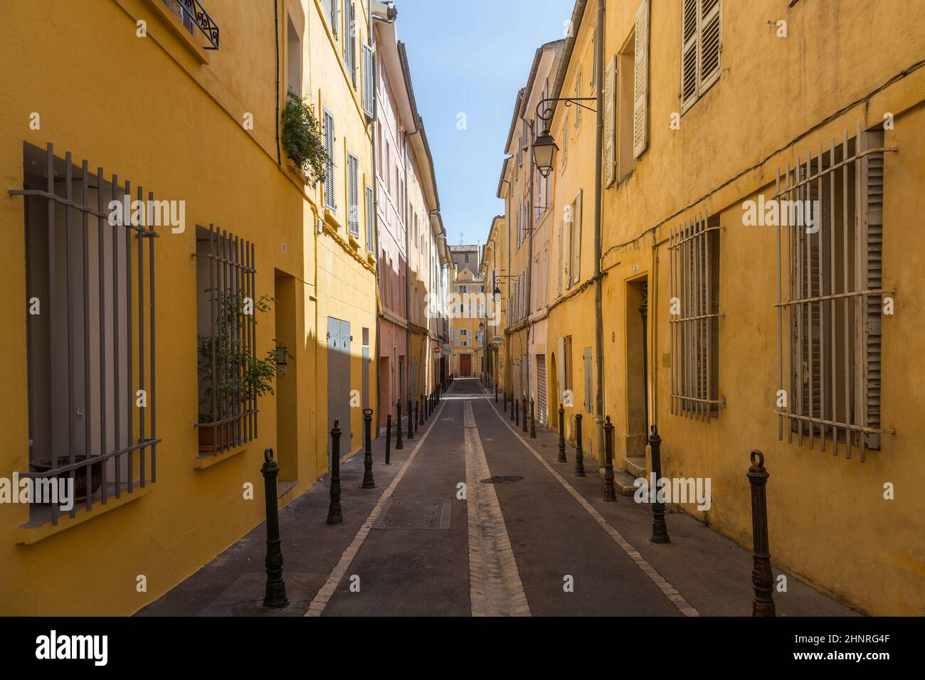 Kleine alte Straßen in der Altstadt von Aix en Provence mit typischen französischen Fassaden Stockfoto
