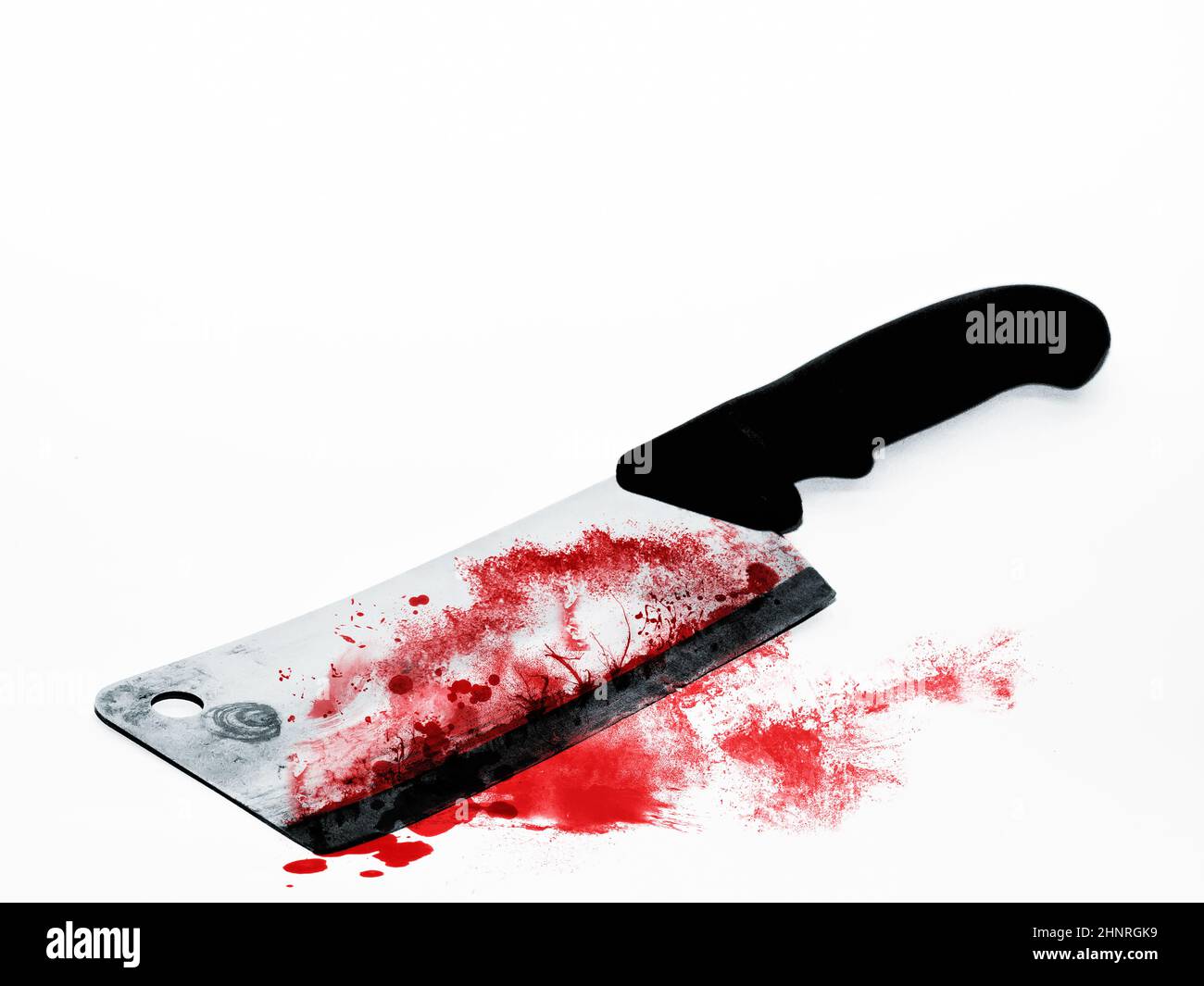 Ein blutiges Cleaver Messer auf weißem Hintergrund Stockfoto