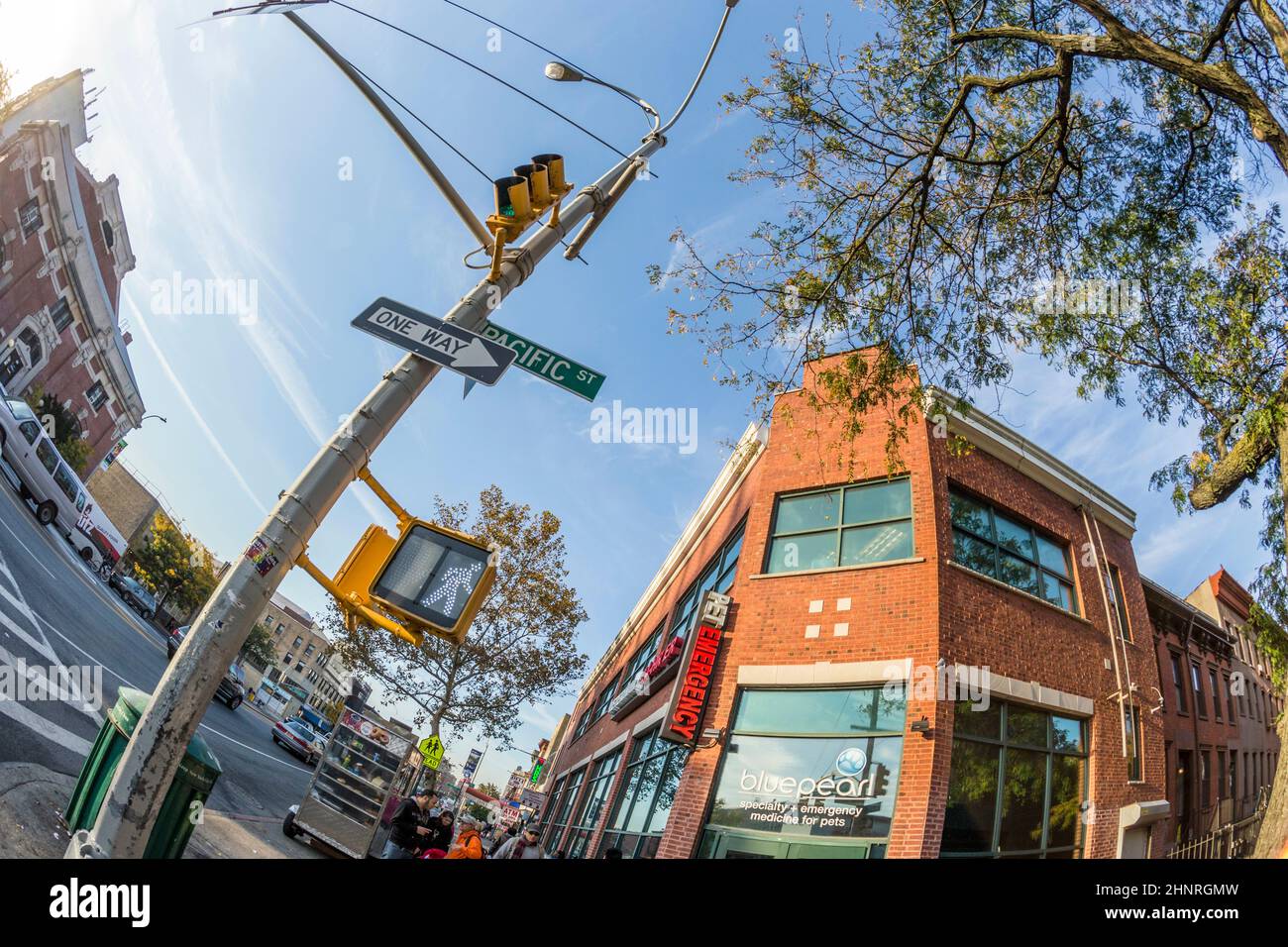 Typische Straßenszene mit Menschen am frühen Morgen in New York, Brooklyn Stockfoto