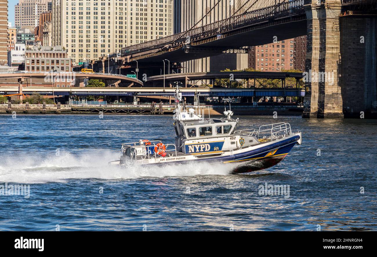 Die New York Police Department kontrolliert mit einem Schnellboot den Hudson River Stockfoto