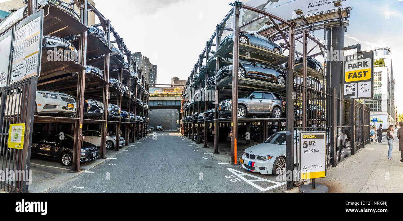 Parkhaus mit mehreren Stockwerken in Manhattan, New York Stockfoto