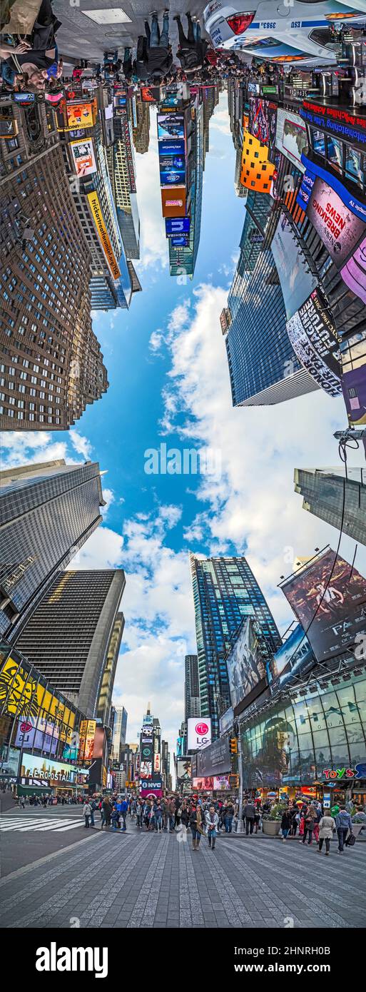 Die Menschen besuchen den Times Square, der mit Broadway-Theatern und einer riesigen Anzahl von LED-Schildern gekennzeichnet ist Stockfoto